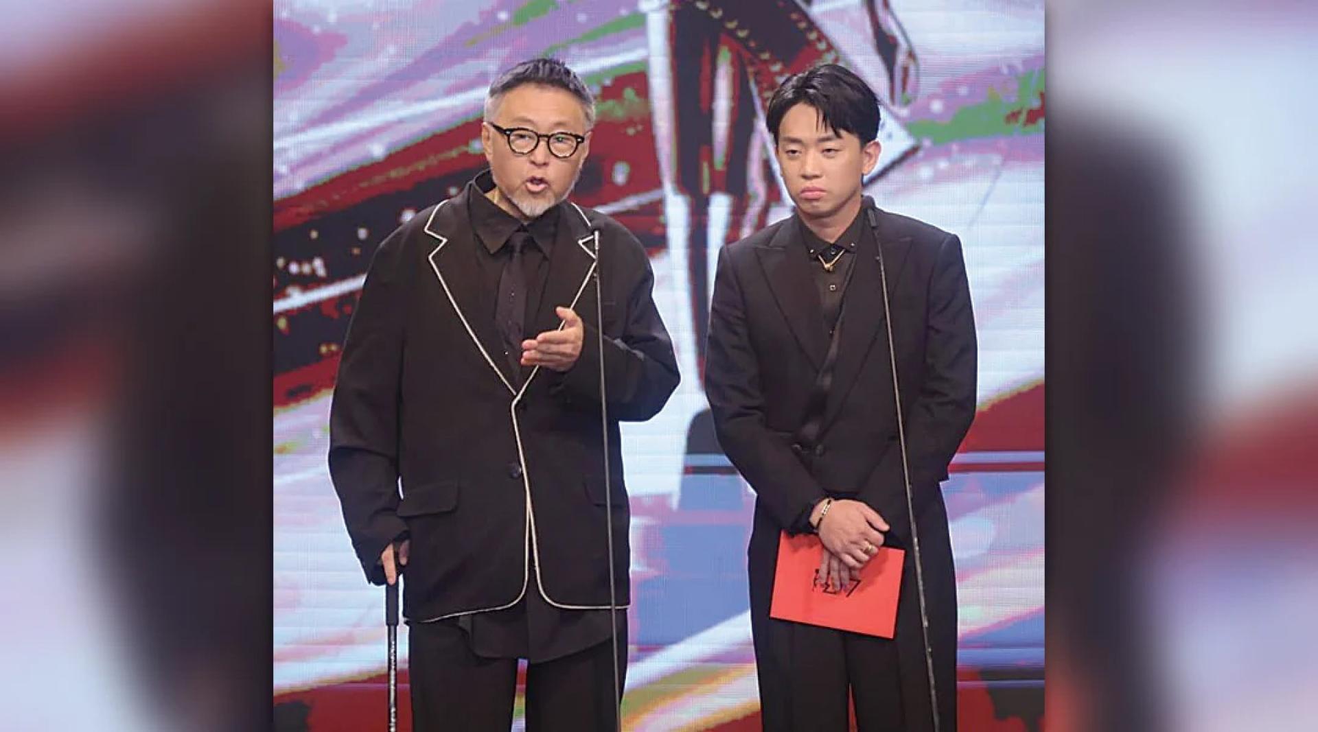谷德昭（左）拄拐杖颁奖，而且声沙气弱。
