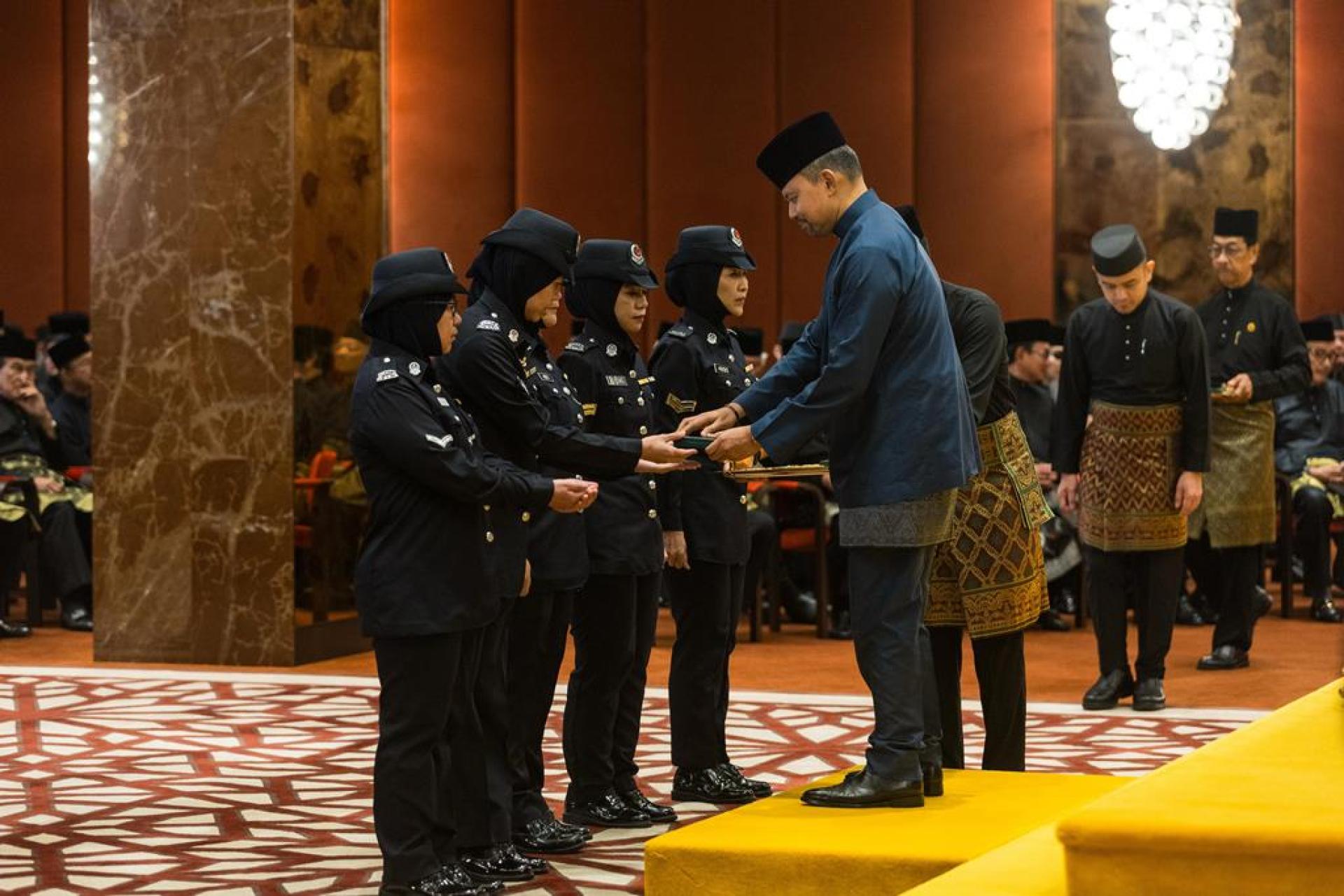 皇太子发颁发勋章予制服人员