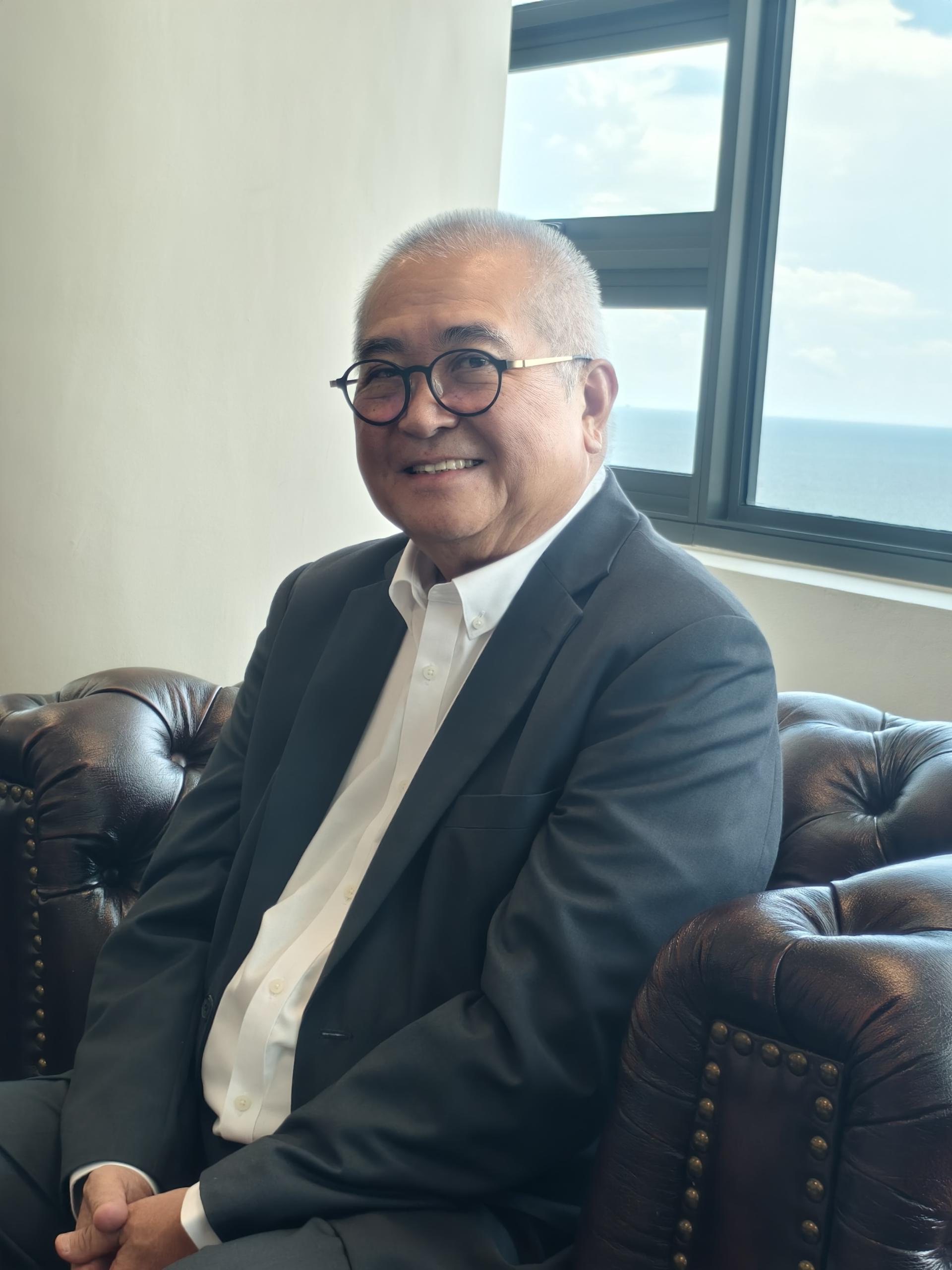 市长俞小珊在常月会议后，向记者发言。