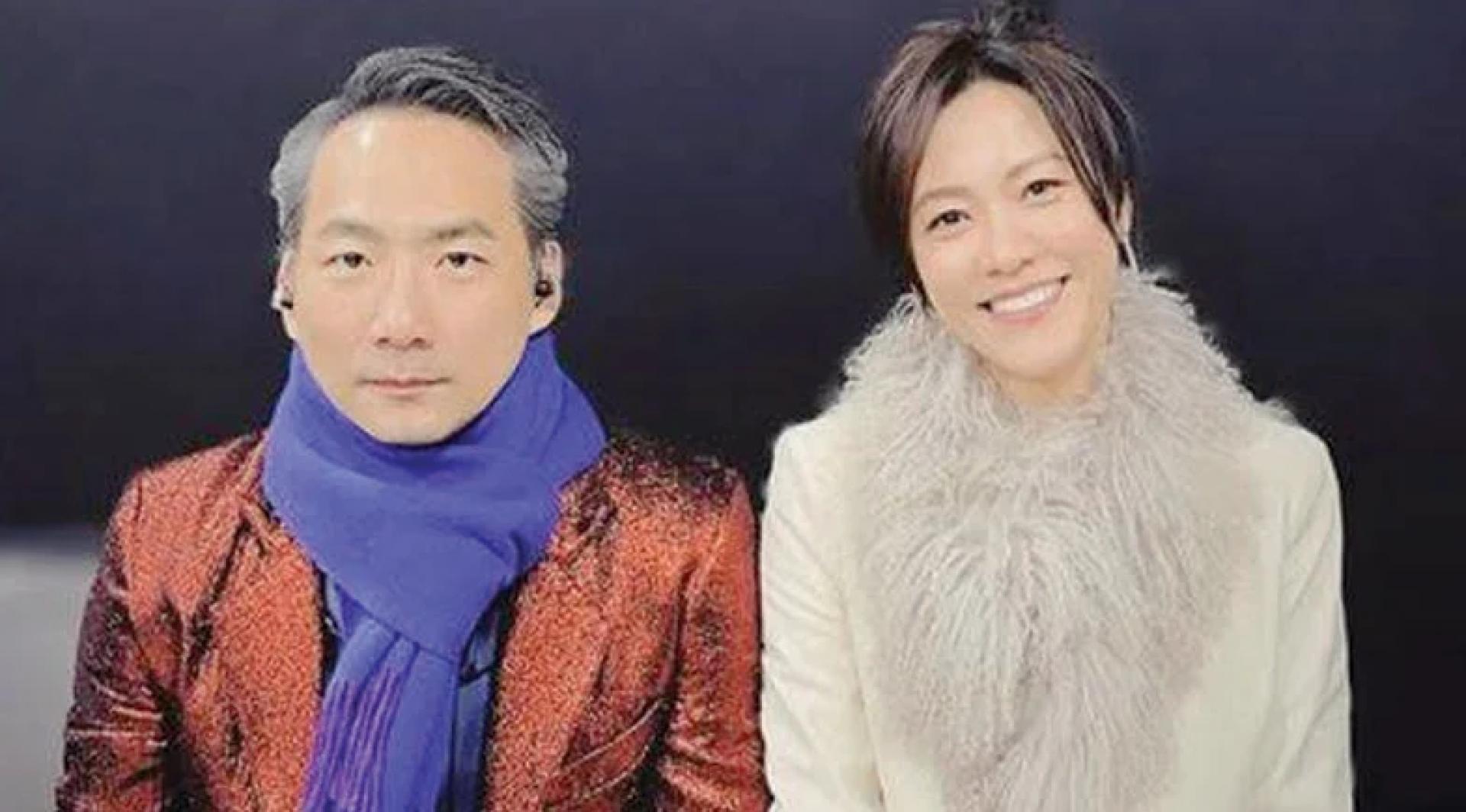 石头和妻子狗狗结婚23年育有2子。
