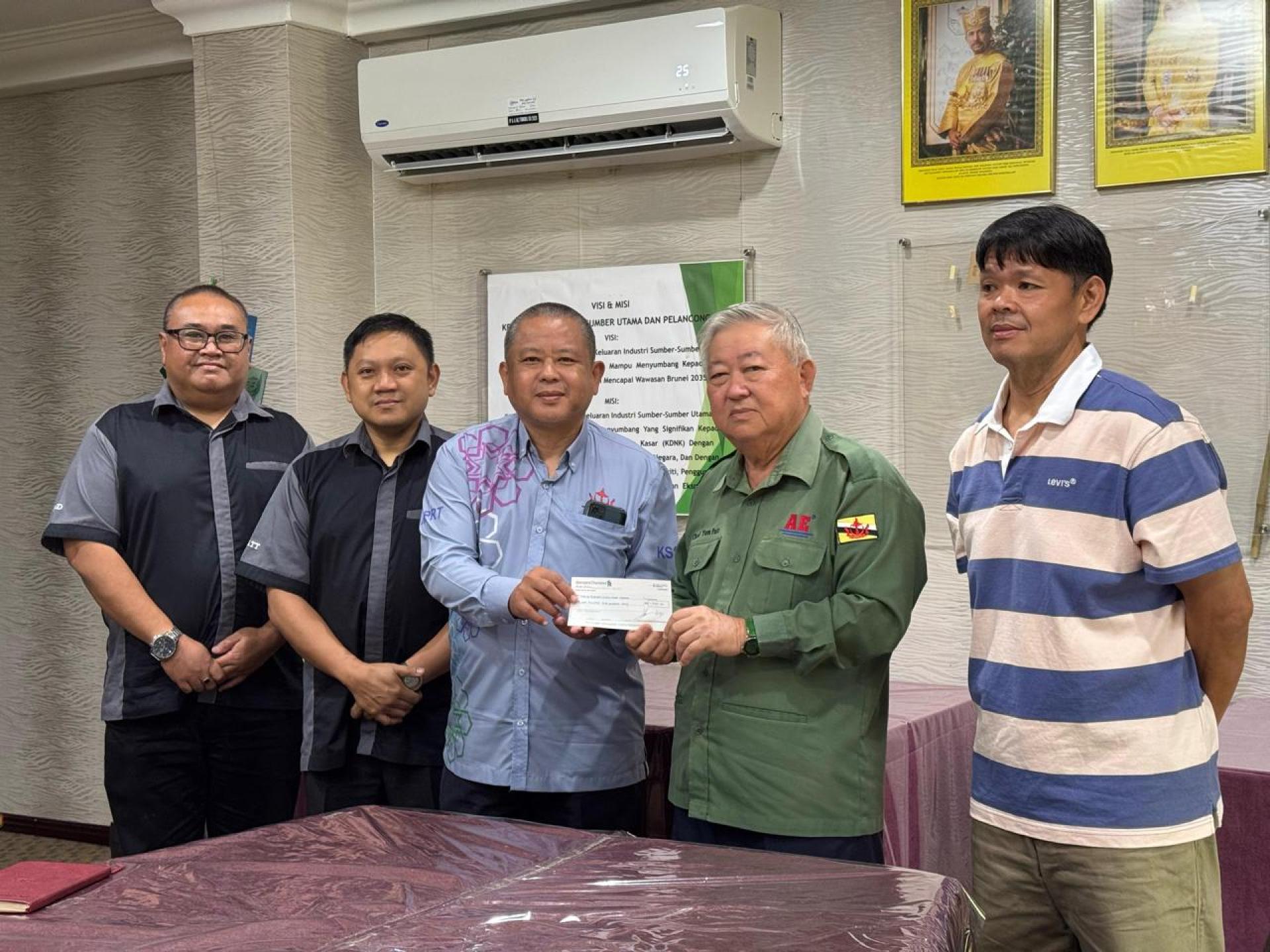 蔡永发移交捐款予农业和农业食品局代表希尔曼