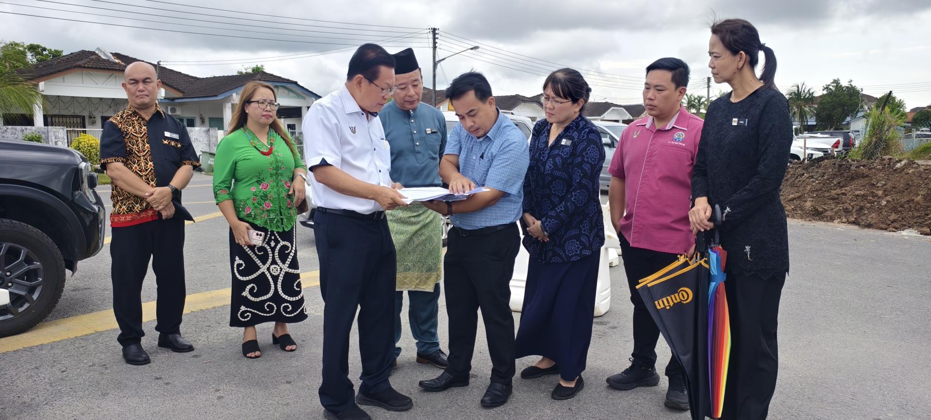 砂交通部长拿督斯里李景胜（左3）今早亲赴史纳汀国小及埔奕国中巡视停车场建设工程。
