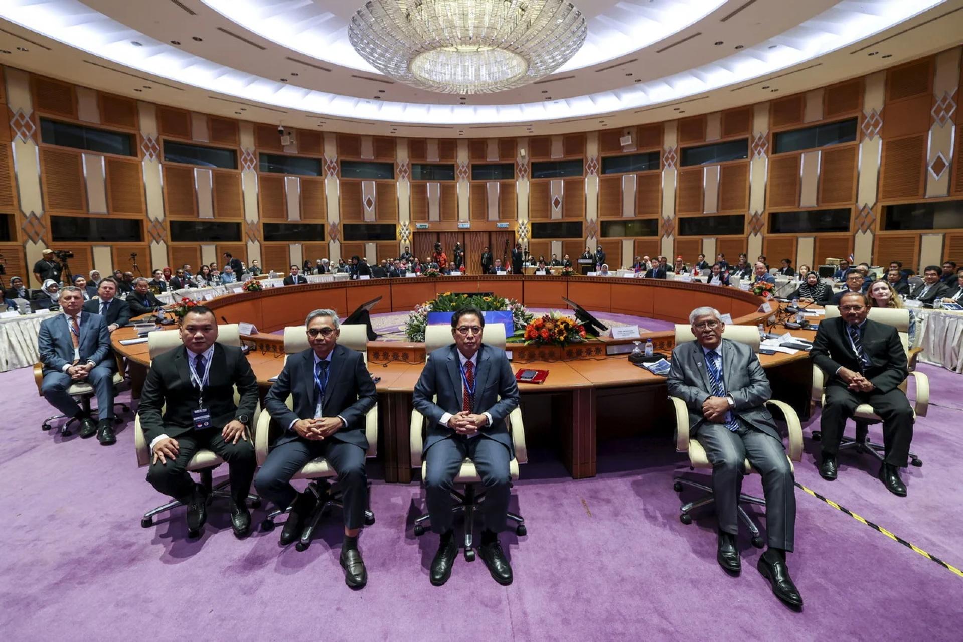 阿占巴基（中）周二在布城国际会议中心举行的南亚反贪大会上与出席嘉宾合照留念。出席者有印尼反贪会主席塞蒂奥布迪安托（左3）、南亚反贪主席丹斯里阿布卡欣（右2）和南亚反贪会议筹备委员会主席拿督斯里慕斯达法阿里（右）。