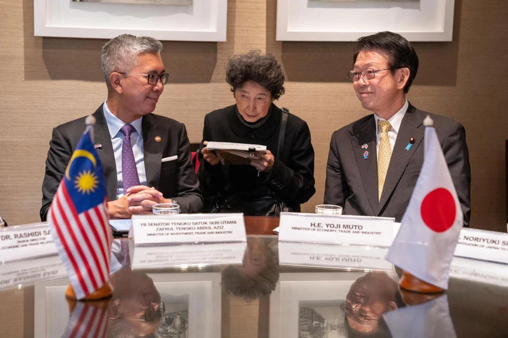 扎夫鲁周一与日本经济产业大臣武藤容治（右）举行双边会晤。