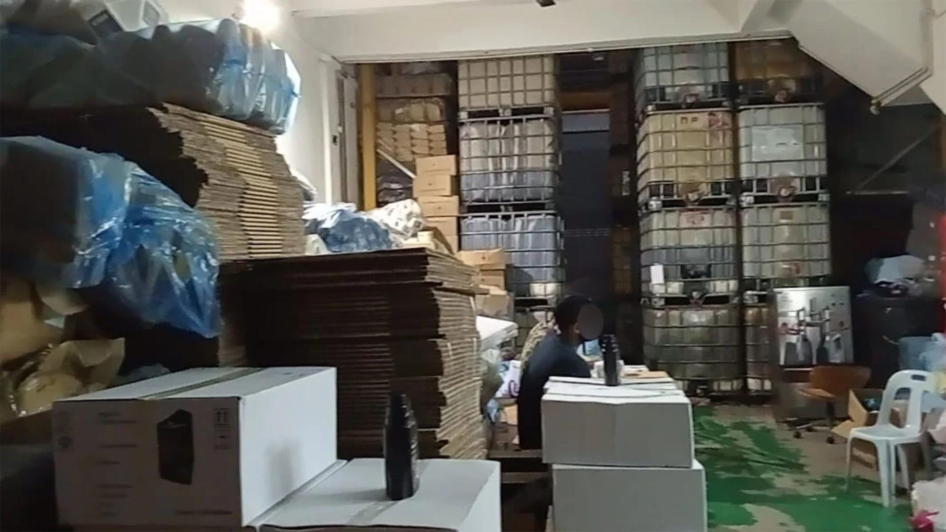 官员拘留涉案者和搜到冒牌引擎油。