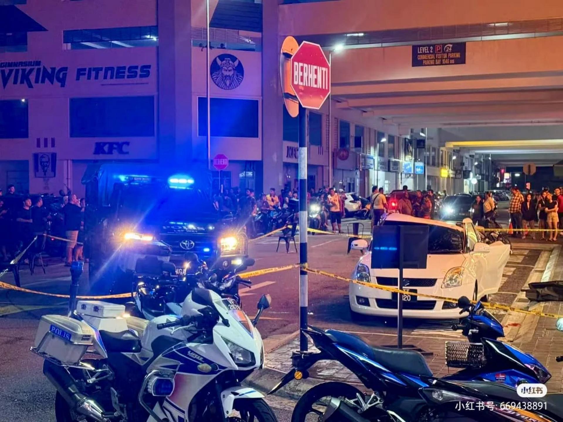 一辆车子严重毁损，死者身体被暂时停放在一旁，警方封锁现场查案。（网络图片）