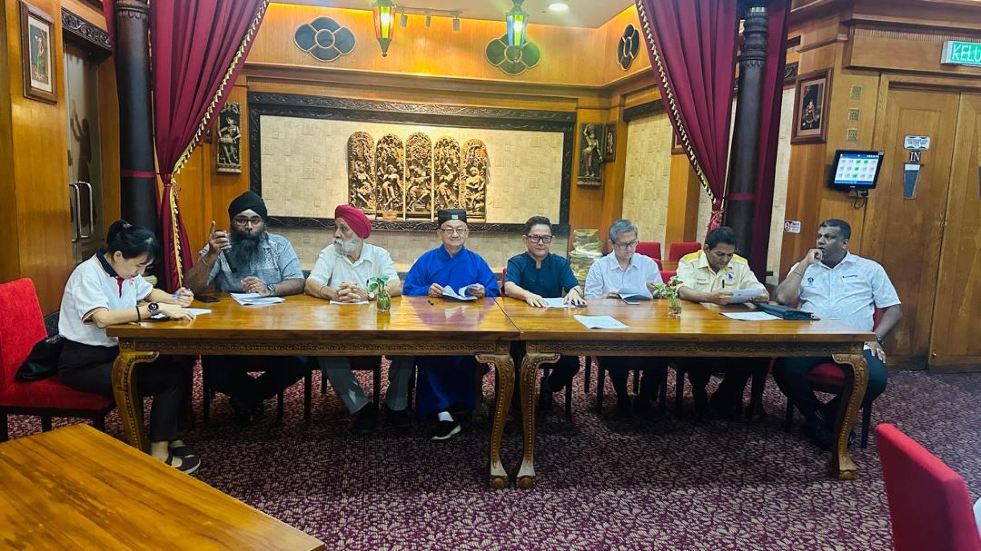 马来西亚五大宗教咨询理事会槟城分会召开常年大会，（左4起）陈和章道长及陈詠隆等。