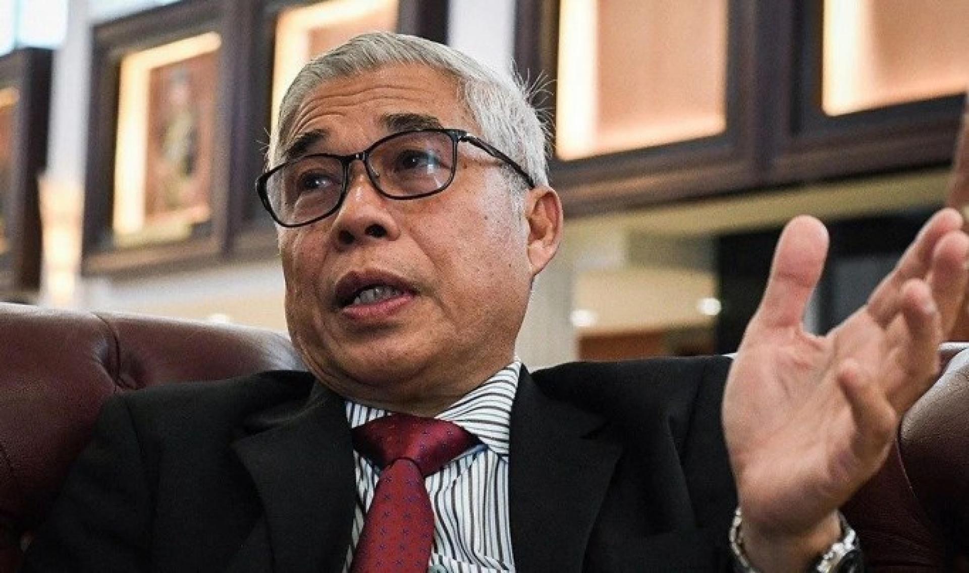 哈山卡林逃过党的纪律对付。