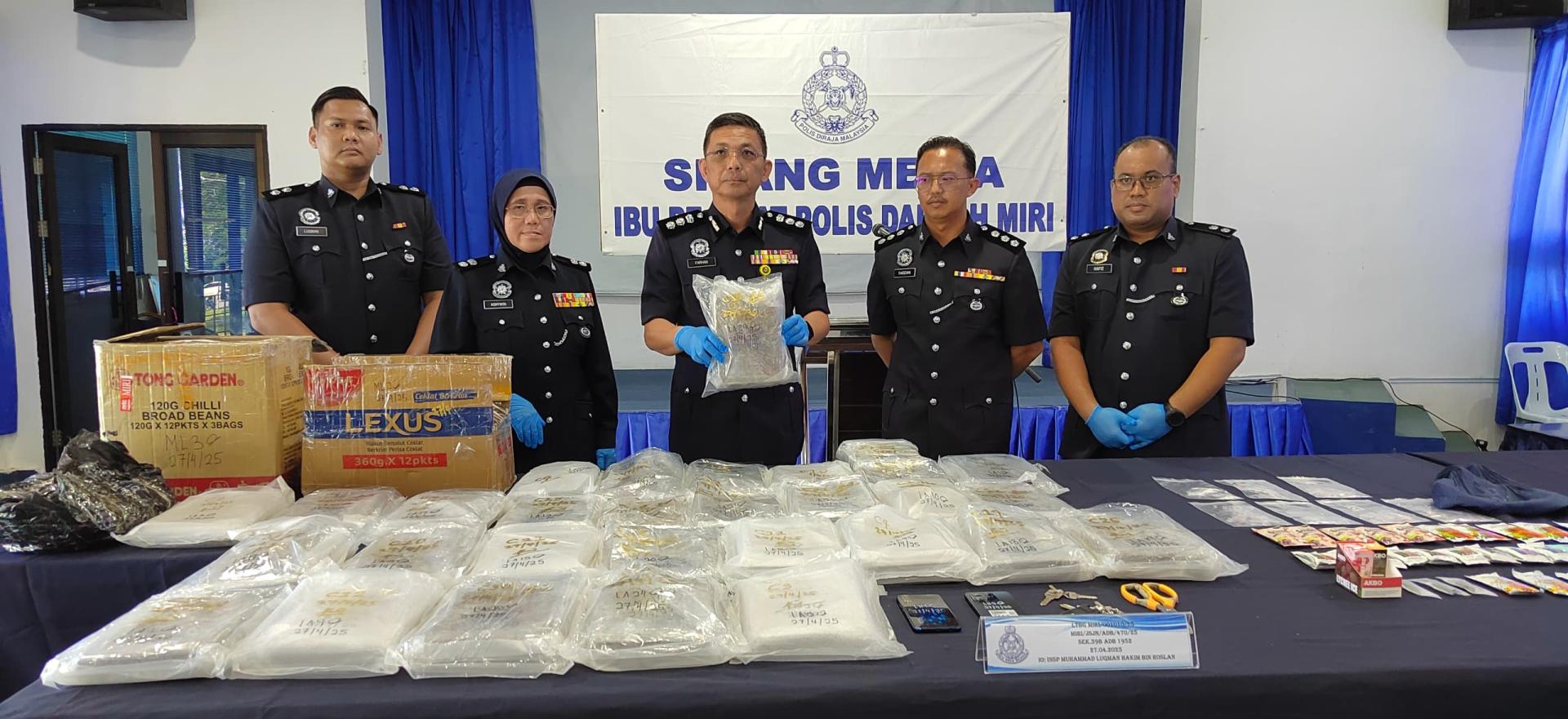美里警区主任李炳强助理总监向媒体展示起获的大麻。左2为副警区主任努拉希金副警监、右2为美里警区毒品罪案调查组主任阿查尼助理警监。