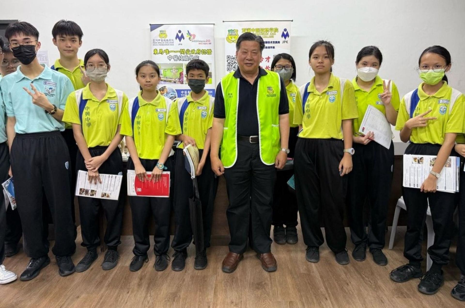 砂医总会长兼亚洲中医技职学院院长江宗兴（右5）与中学生进行交流。