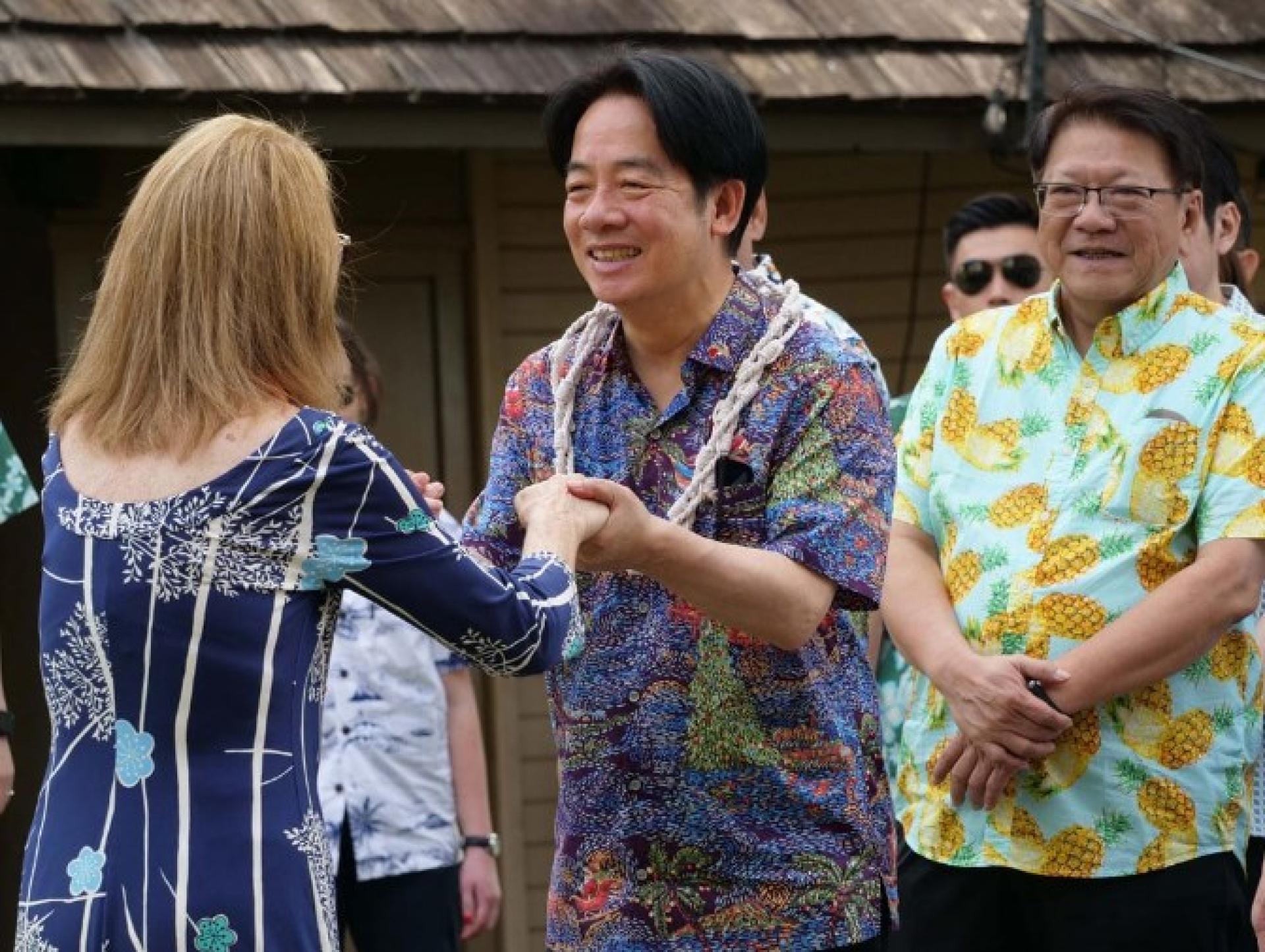 毕夏普博物馆馆长梅勒为赖清德戴上绳圈。