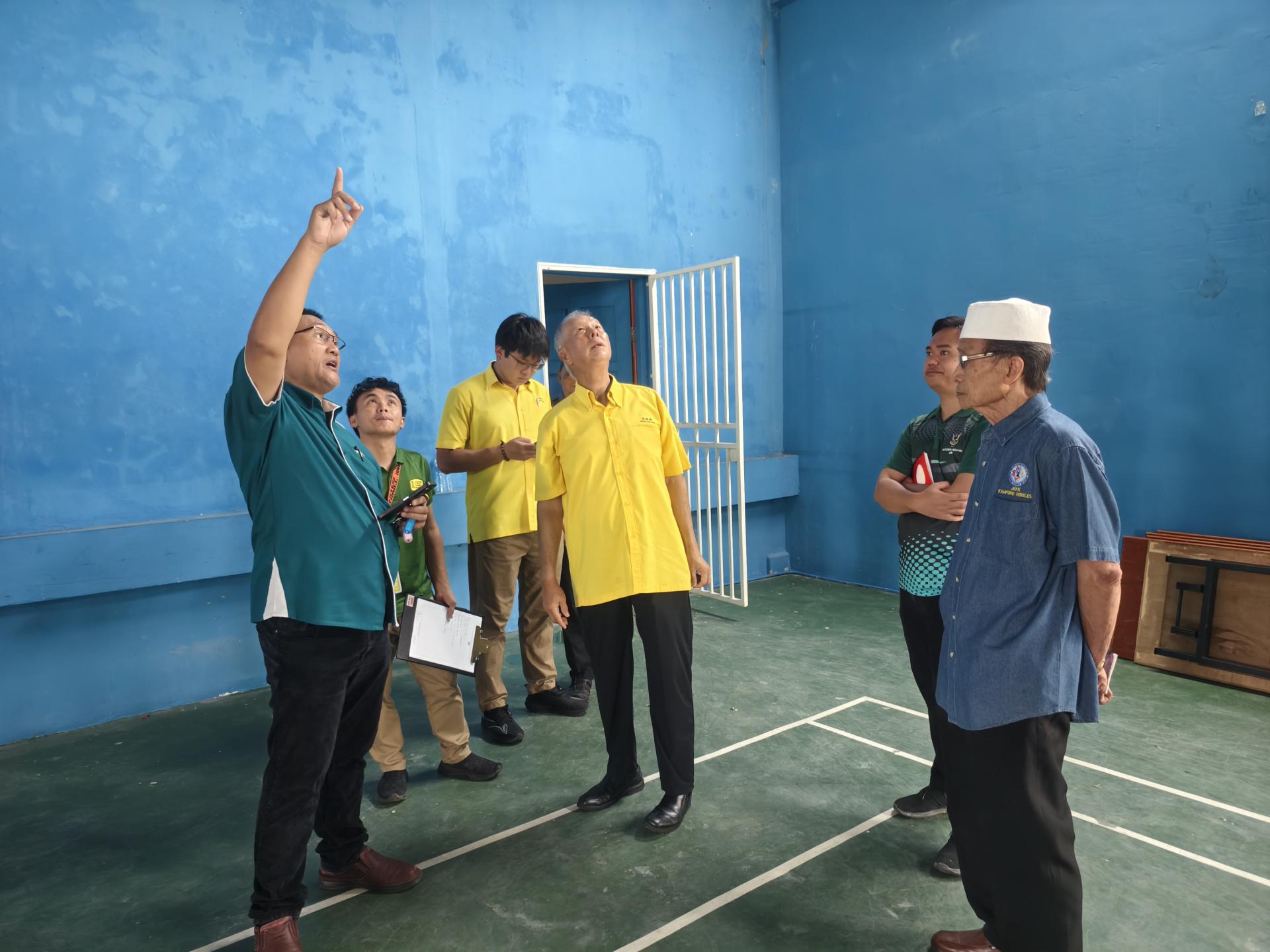 卑尔骚区州议员拿督陈超耀（中）巡视甘榜勒冷武吉多用途礼堂，并与相关单位商讨提升礼堂  设施。