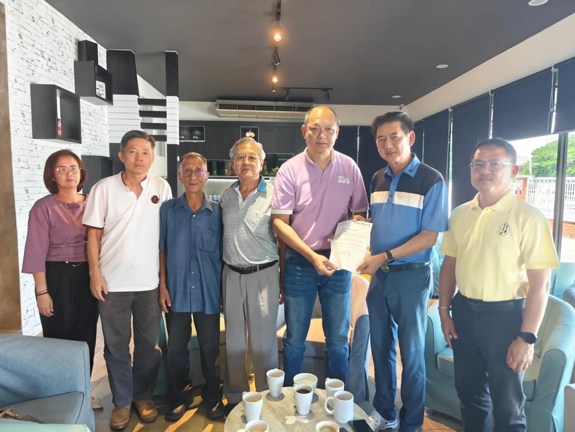 吉华独中董事会总务黄国荣（右二）移交邀请成立“独立调查小组”的公函予吉打董联会主席庄俊隆（左五）。左起为许诗美、邓顺平、吉华独中董事会经济组副主任徐华俊、拿督陈国辉及董事会副总务刘哲宏。