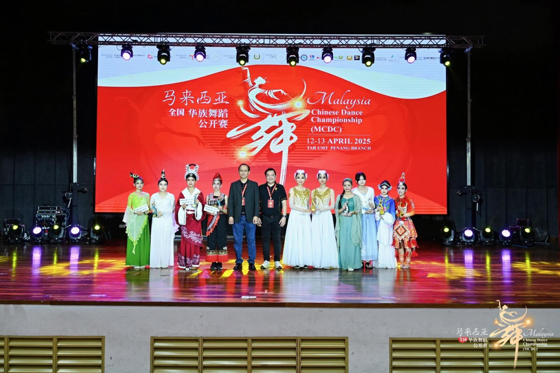 培中生在“马来西亚全国华族舞蹈大赛”中夺得荣誉金奖第三名。图为颁奖时影，左为赖修瑜、左2为黄于恩。