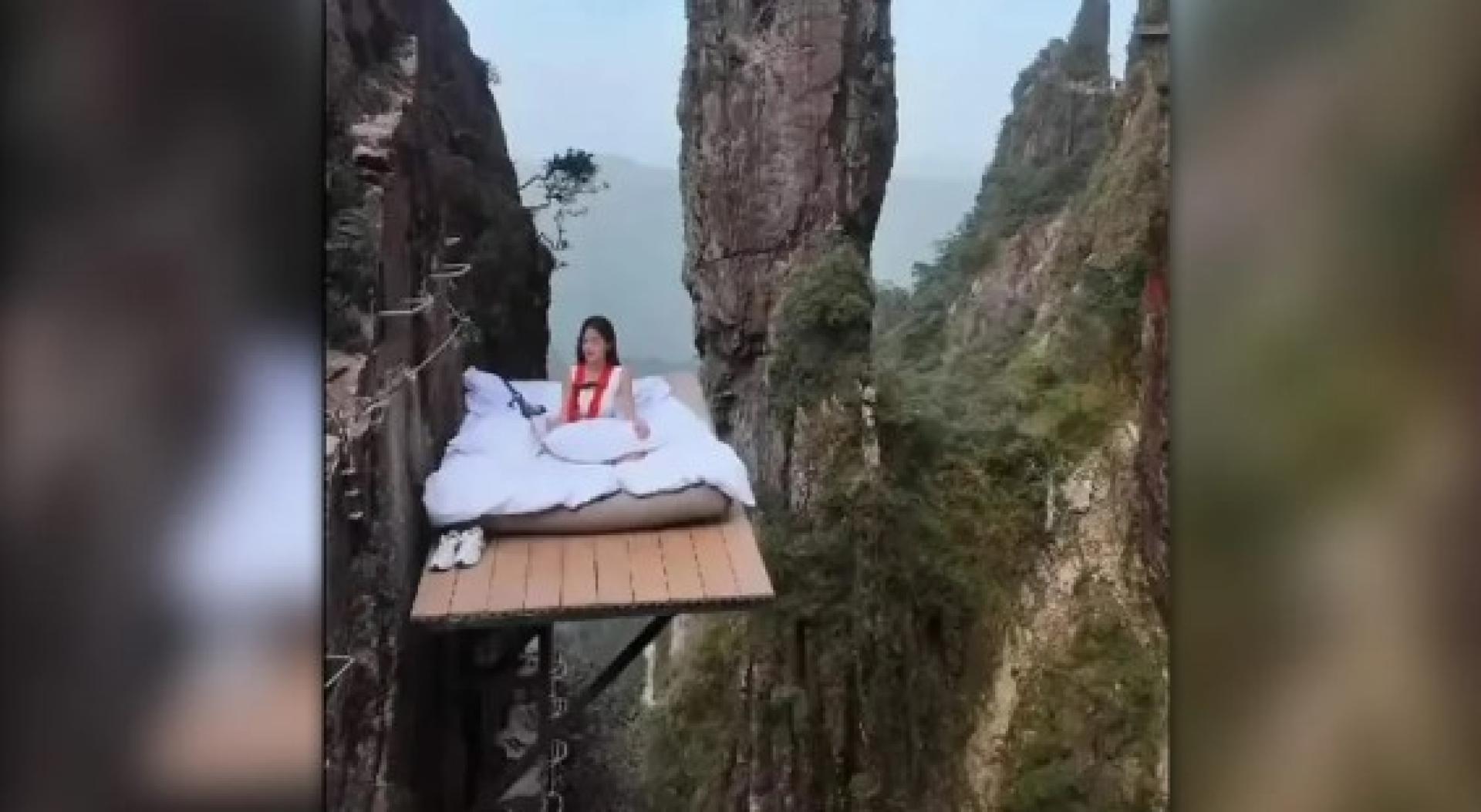 中国湖南郴州莽山五指峰景区推出的“悬崖睡床”项目连日来走红，该睡床位于海拔1600米的悬崖边，是景区飞拉达的一个打卡点。