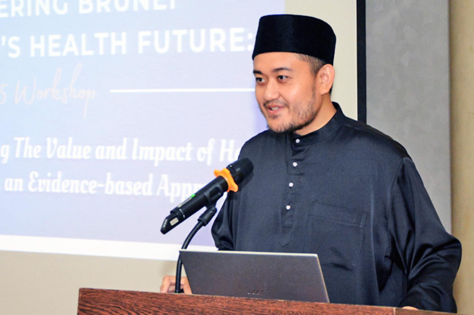 Profesor Azan semasa mempengerusikan seminar.