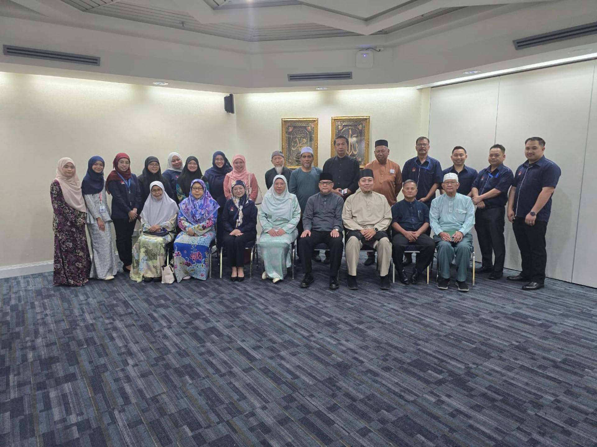Ahli Jabatan Pembangunan Koperasi bergambar semasa forum berlangsung.