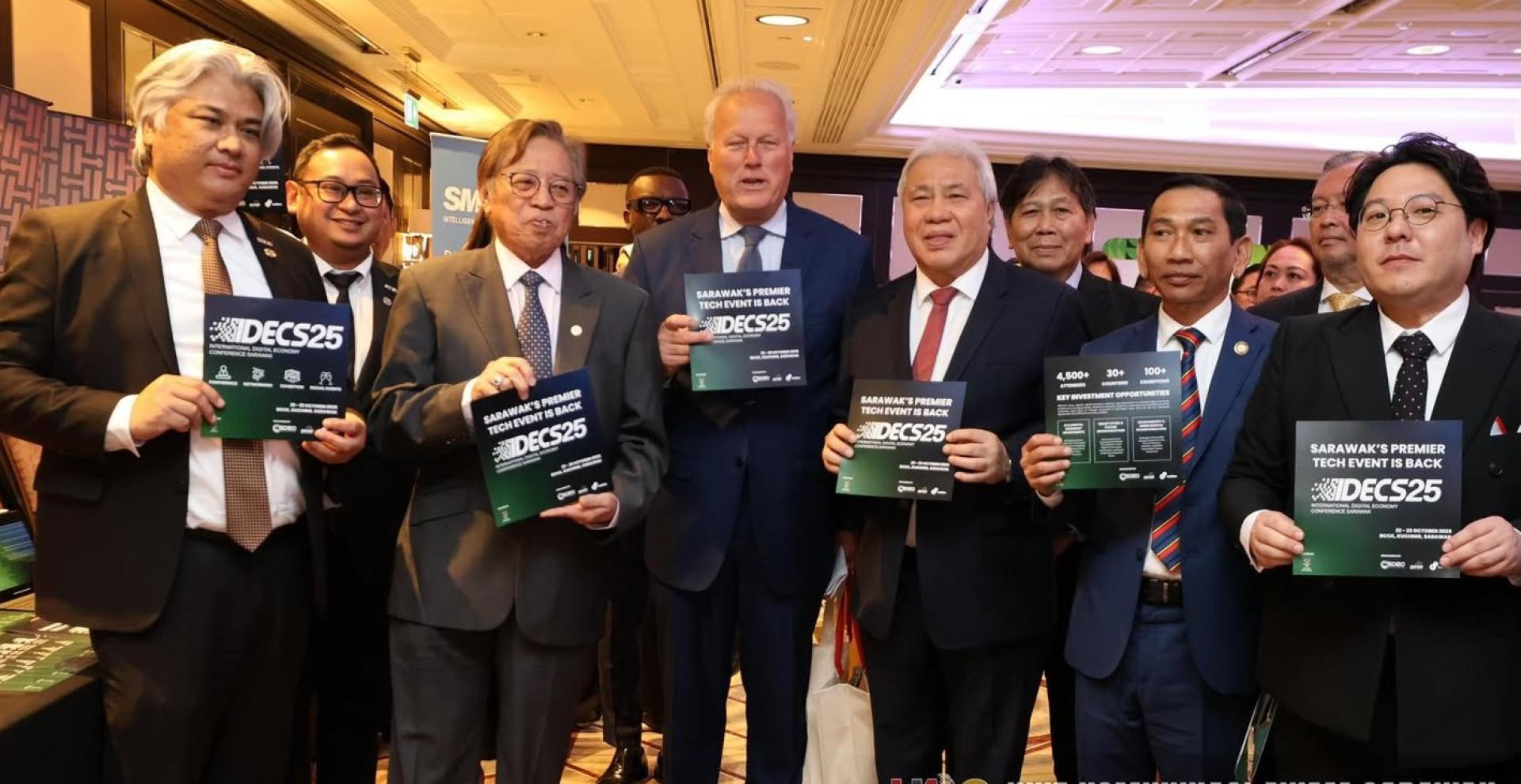 砂总理阿邦佐哈里（左2）与在场者合影。