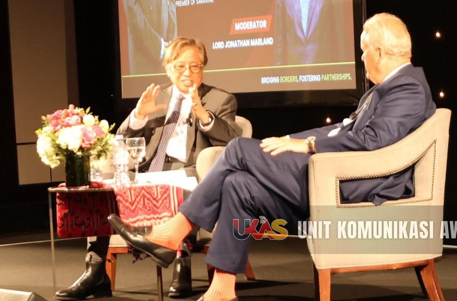 砂总理阿邦佐哈里（左）接受由乔纳森马兰勋爵所主持的谈话环节。