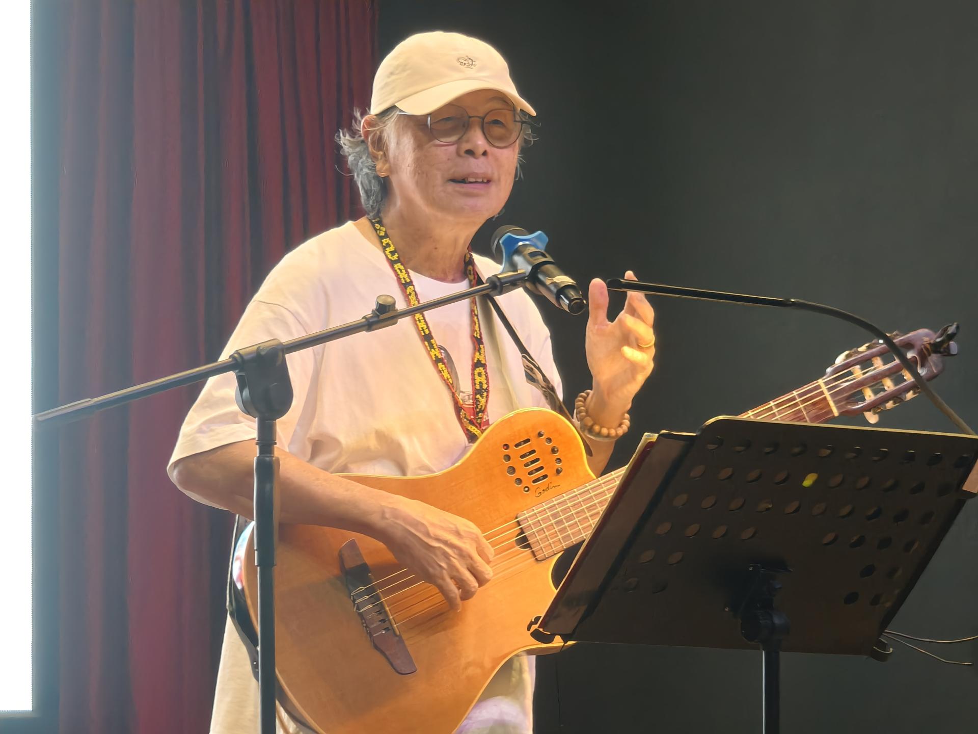 在分享会上，周金亮老师以说唱的方式演绎多首华教歌曲，分享他创作这些歌曲的心路历程，以及讲述当中的华教故事。