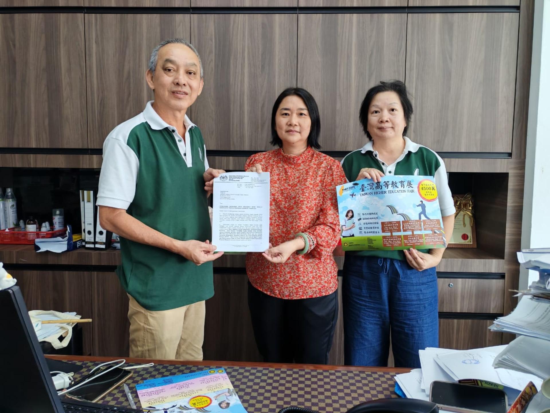 左起为林国台移交高教展宣导单予美里培民中学校长贝美娇。右为黄云晶。