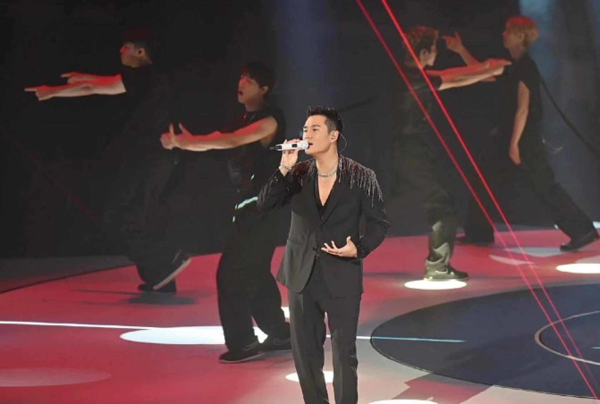 周兴哲首次呈现四面舞台演出，舞台中央的旋转设计，让台下观众能“无死角”欣赏他的表演。