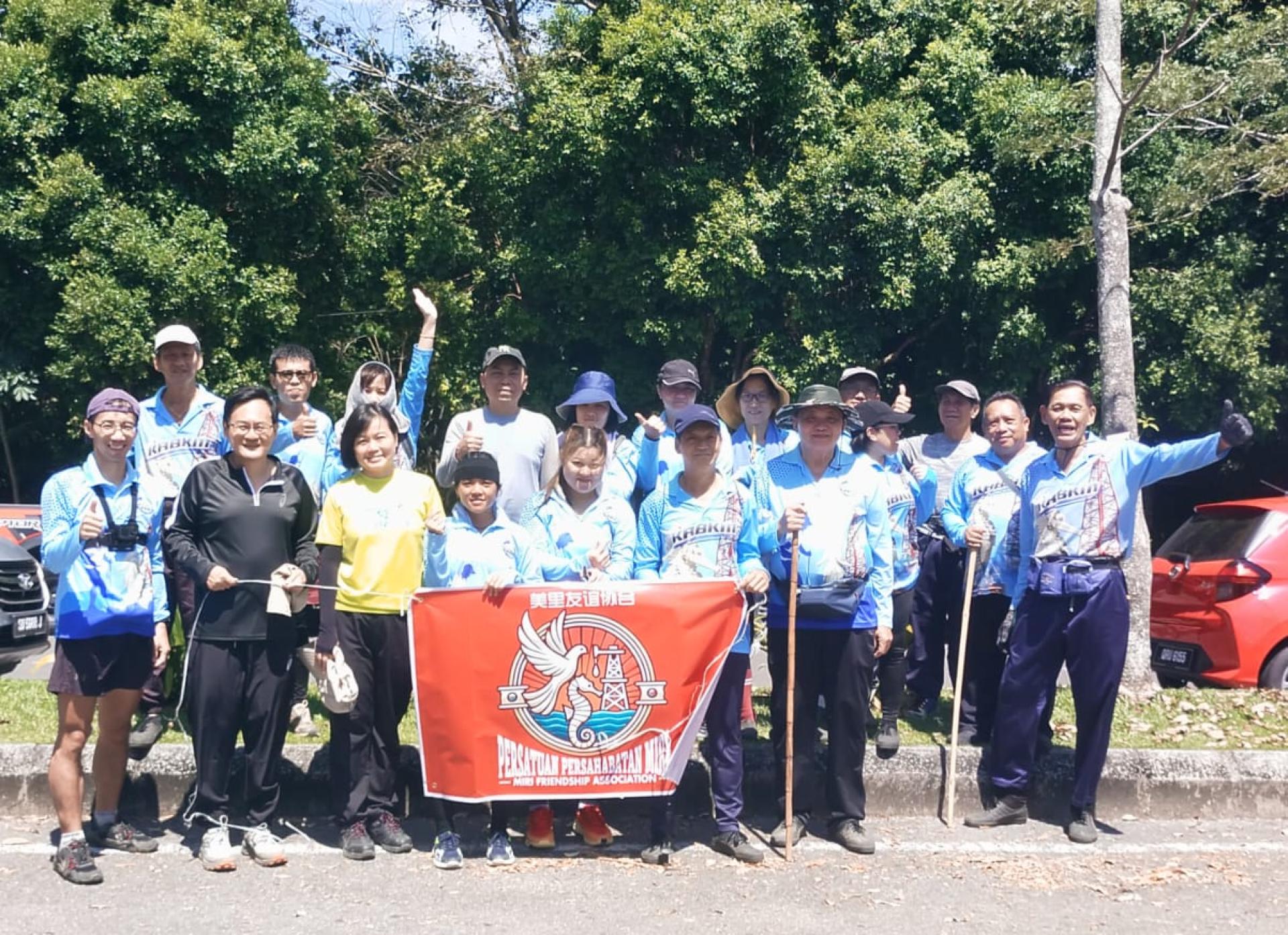 美里友谊协会健身组登山庆祝五一劳动节，出发前大合照。右1为会长楊振平。
