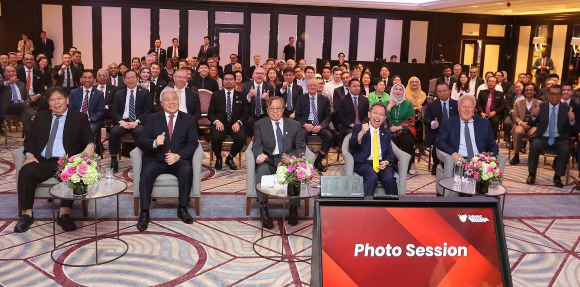砂总理阿邦佐哈里（中）出席在伦敦举行的2025年砂拉越连接伦敦论坛之炉边谈话环节主持开幕。其左及右为两名副总理阿旺登雅和沈桂贤。