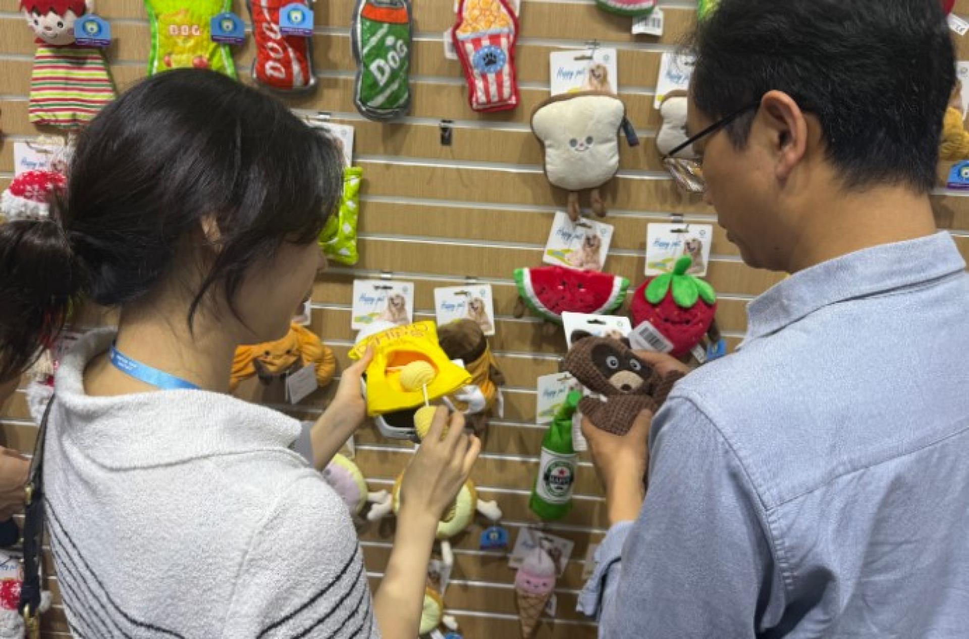 5月3日，境外采购商在广交会上与参展商讨论设计细节。