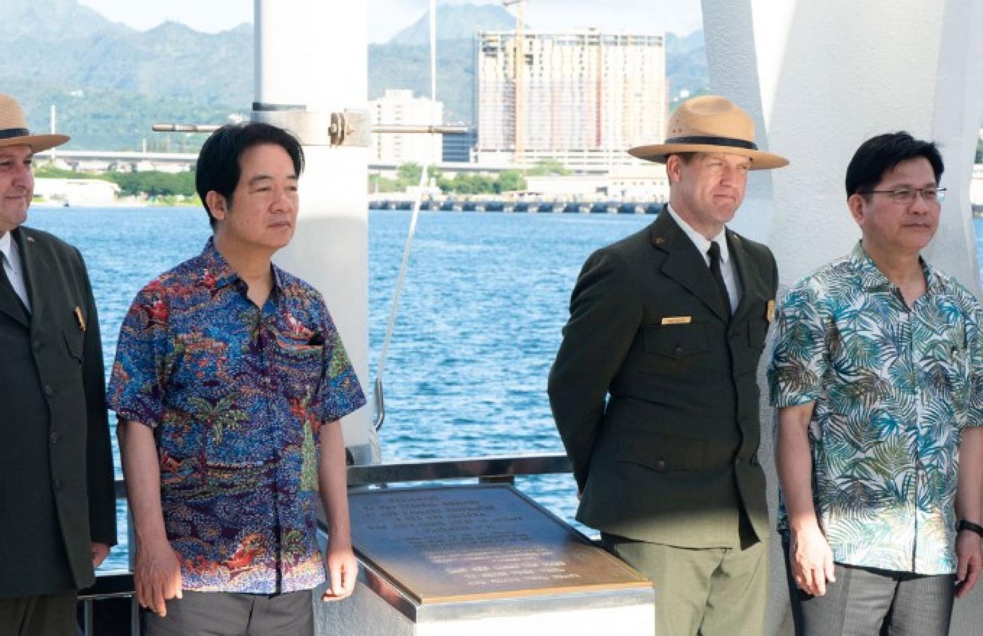 赖清德到美国海军亚利桑那号战舰纪念馆默哀致敬献花，花圈上以英文署名“中华民国（台湾）总统赖清德”。