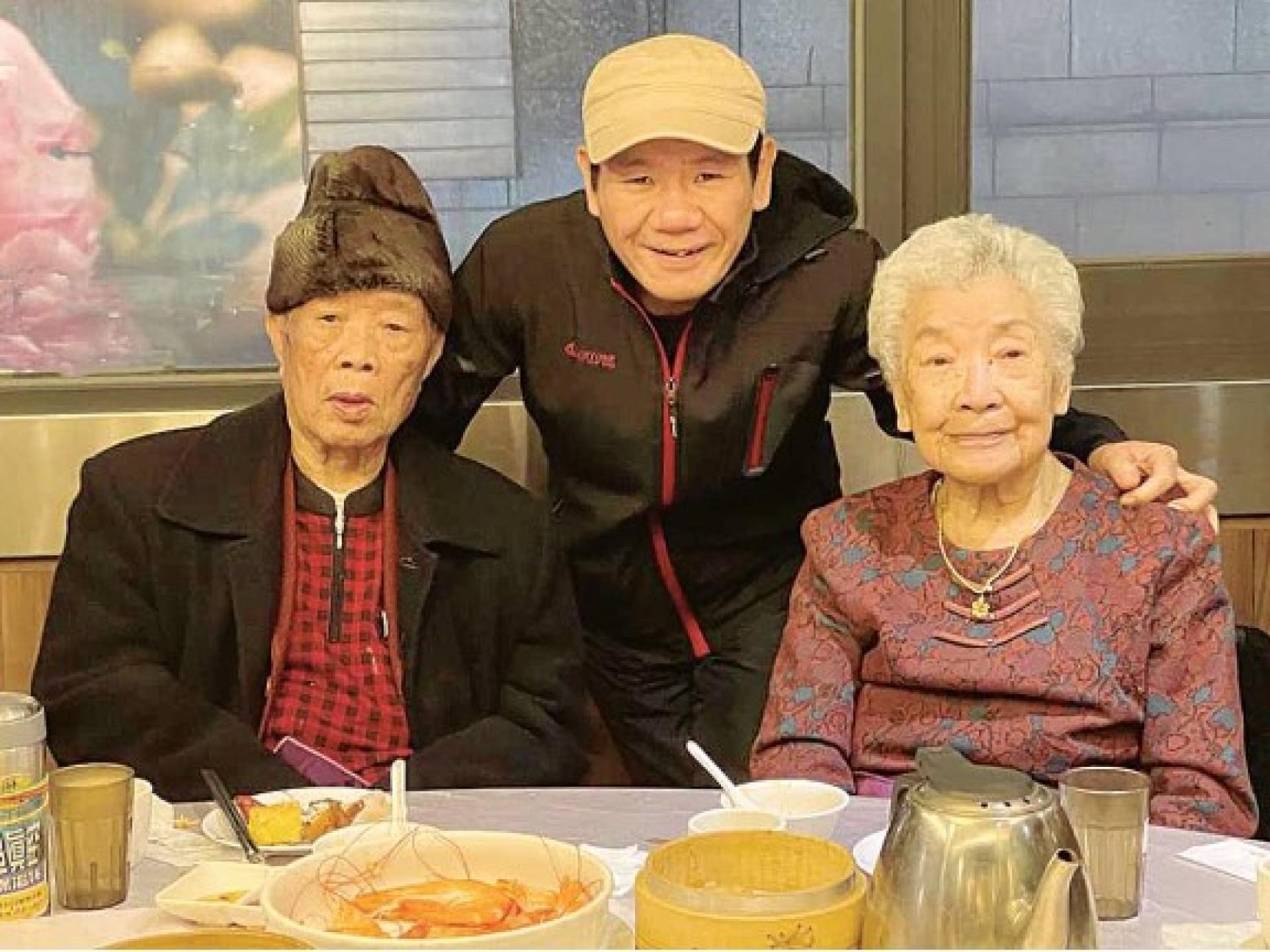 赵传2020年替父母庆祝结婚70周年纪念。
