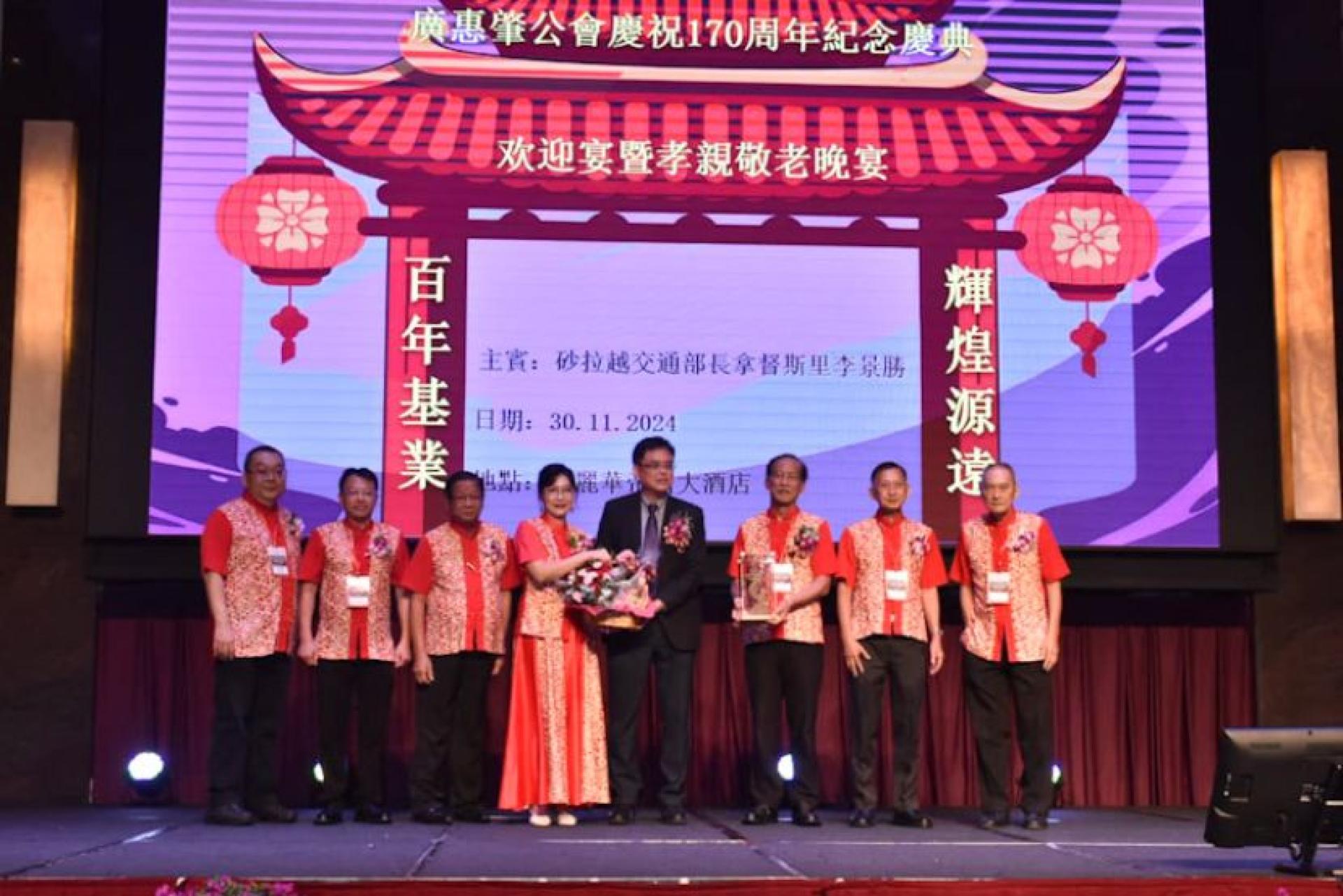 砂交通部长拿督李景胜的代表，巴达旺市议会主席陈开（右四）在晚宴上接取纪念品。