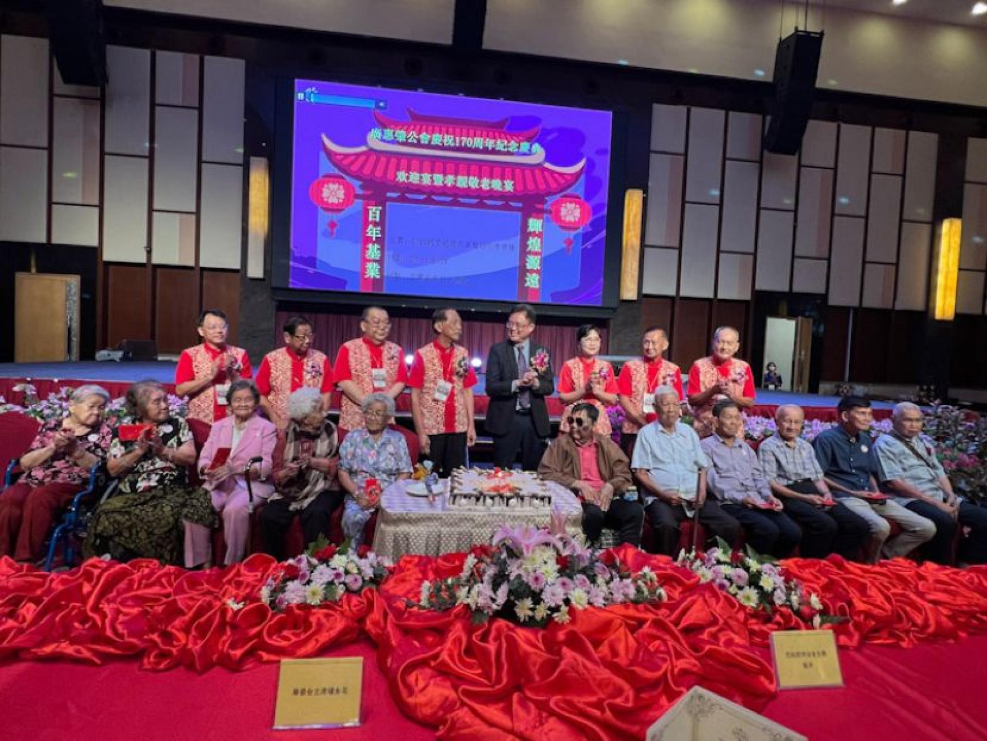 古晋广惠肇公会主要领导人、主宾拿督李景胜部长的代表，巴达旺市议会主席陈开（右四）与敬老宴的长辈们合影。