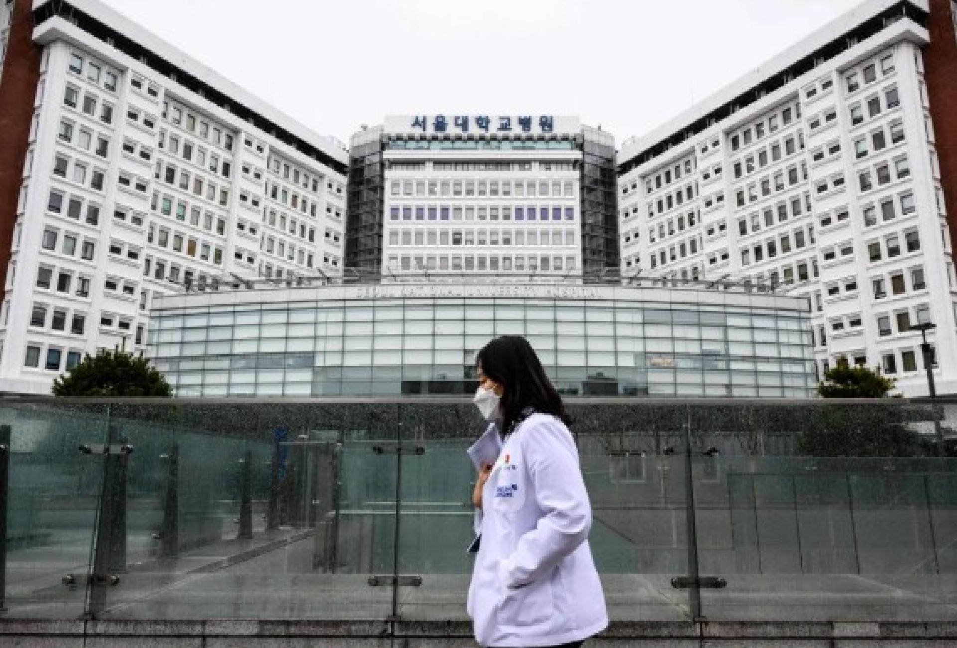 议员说，部分外国人违规领取医保待遇，损害医保财政的健全性。图为首尔大学医院。
