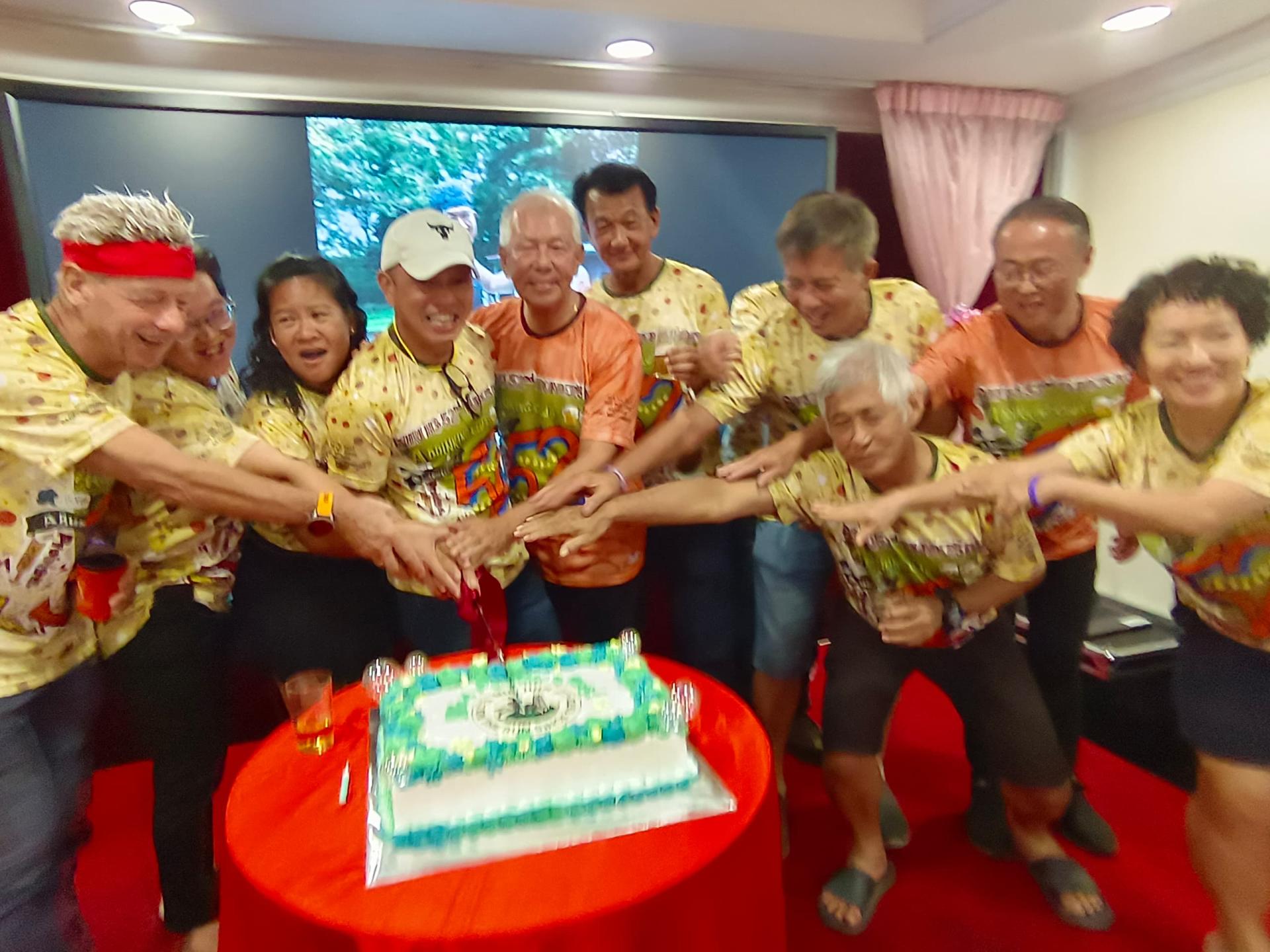 美里捷兔俱乐部第52周年庆典晚宴切蛋糕仪式。