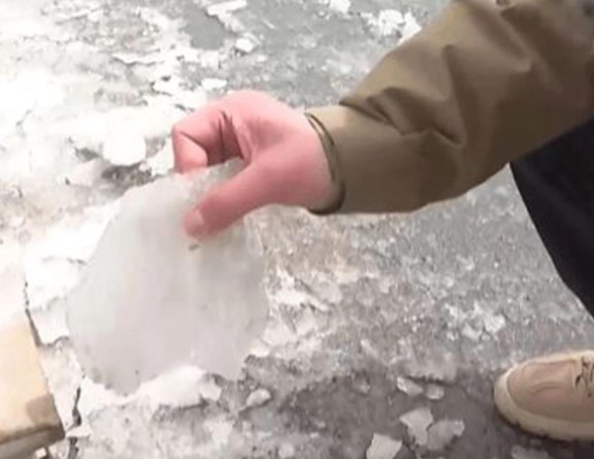甘肃高速路段出现降雪结冰。