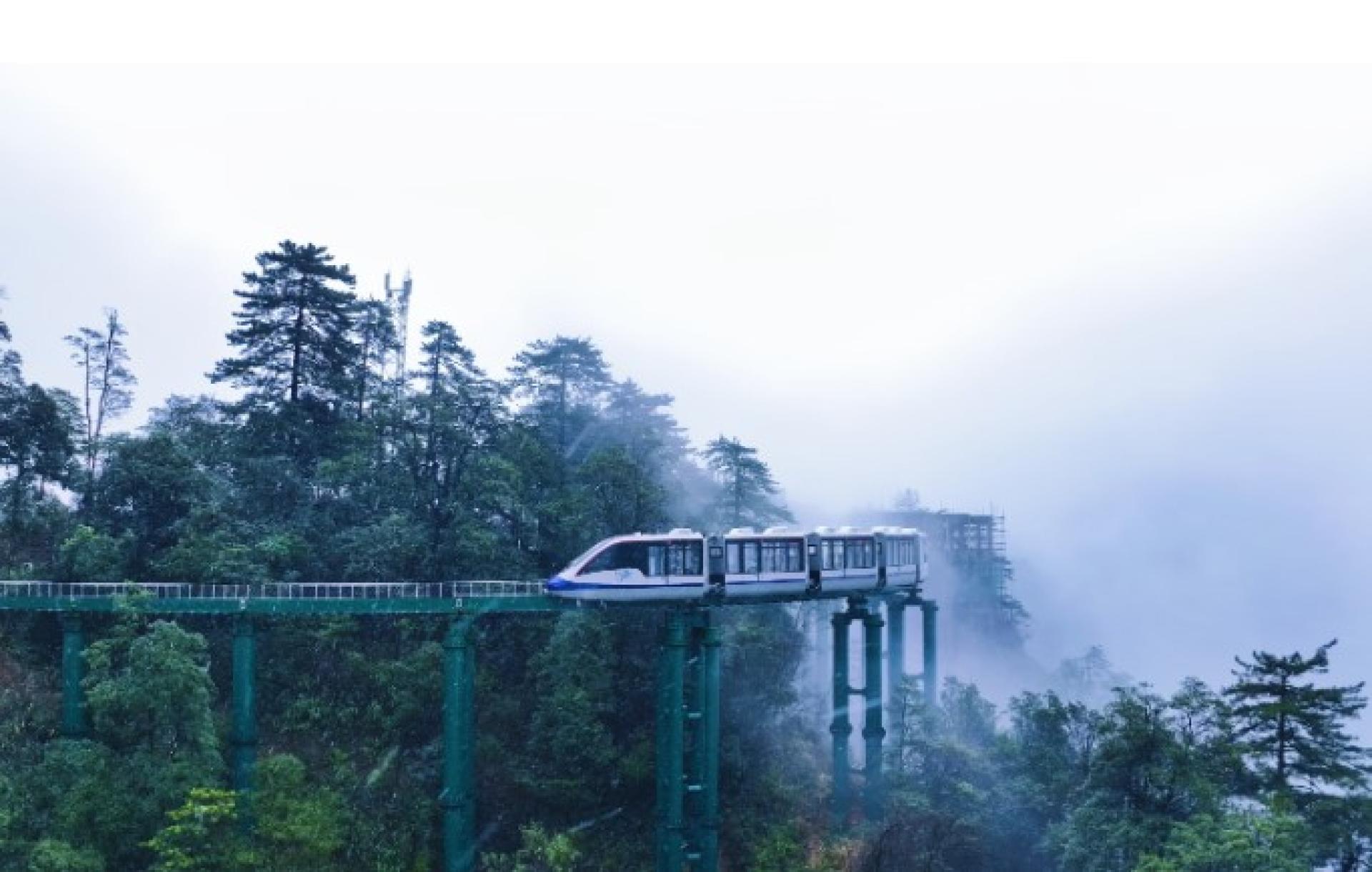 近期，位于大觉山景区的“悬崖动车”，窗外是连绵的山脉与翻滚的云海。