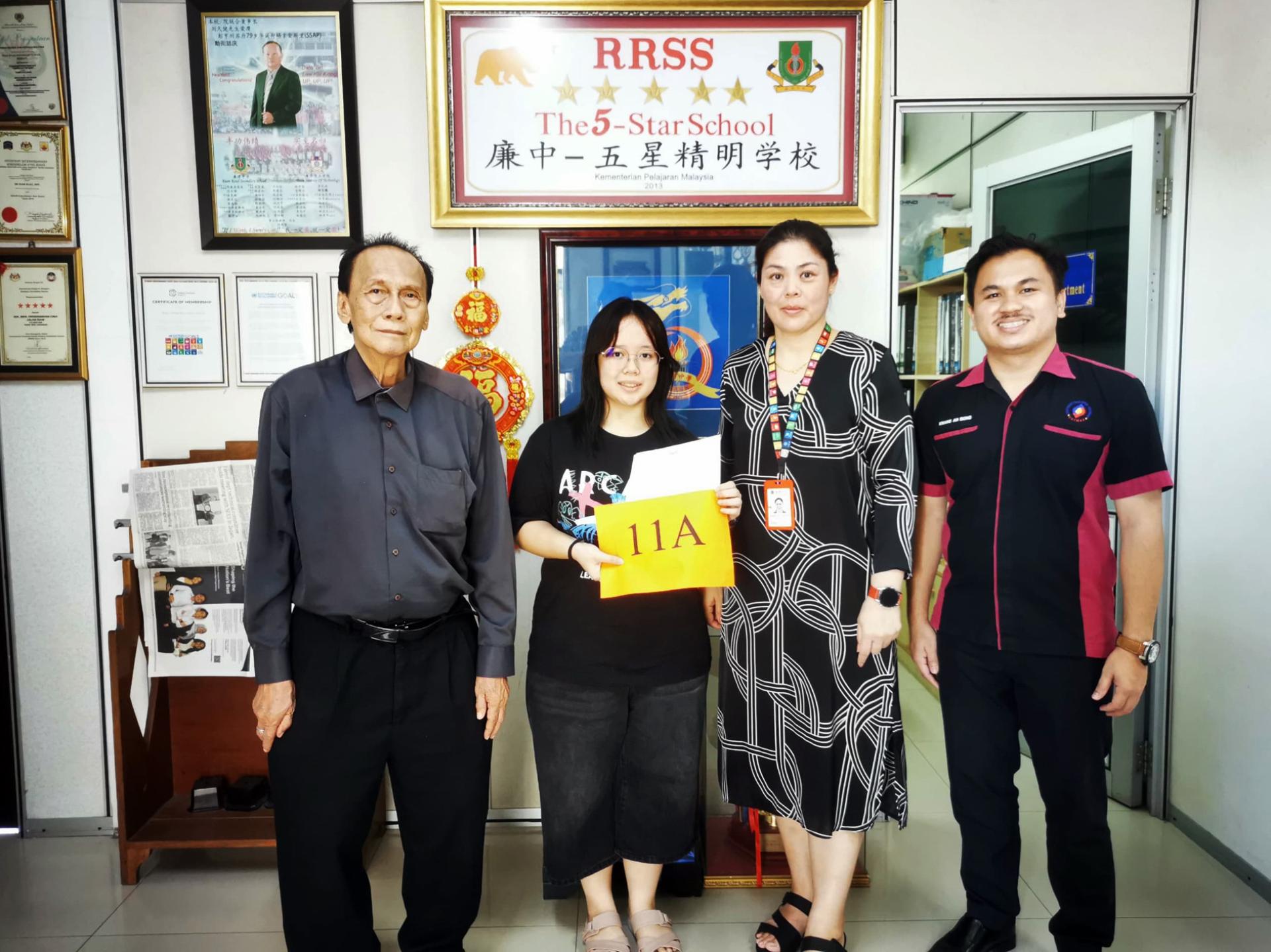 左起为副首席执行员刘世聪、2024年SPM全科获A考生杨华芬、校长江佩娟，以及联课事务副校长康亚雄共同合影留念。