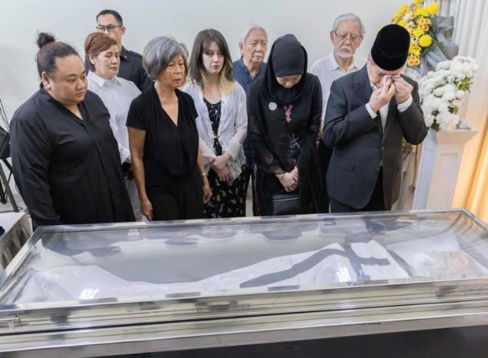 砂拉越元首敦丕显斯里旺朱乃迪与夫人拿督巴丁宜傅兹雅，于4日在古晋圣托马斯教堂向已故资深记者詹姆斯·里奇致以哀悼。