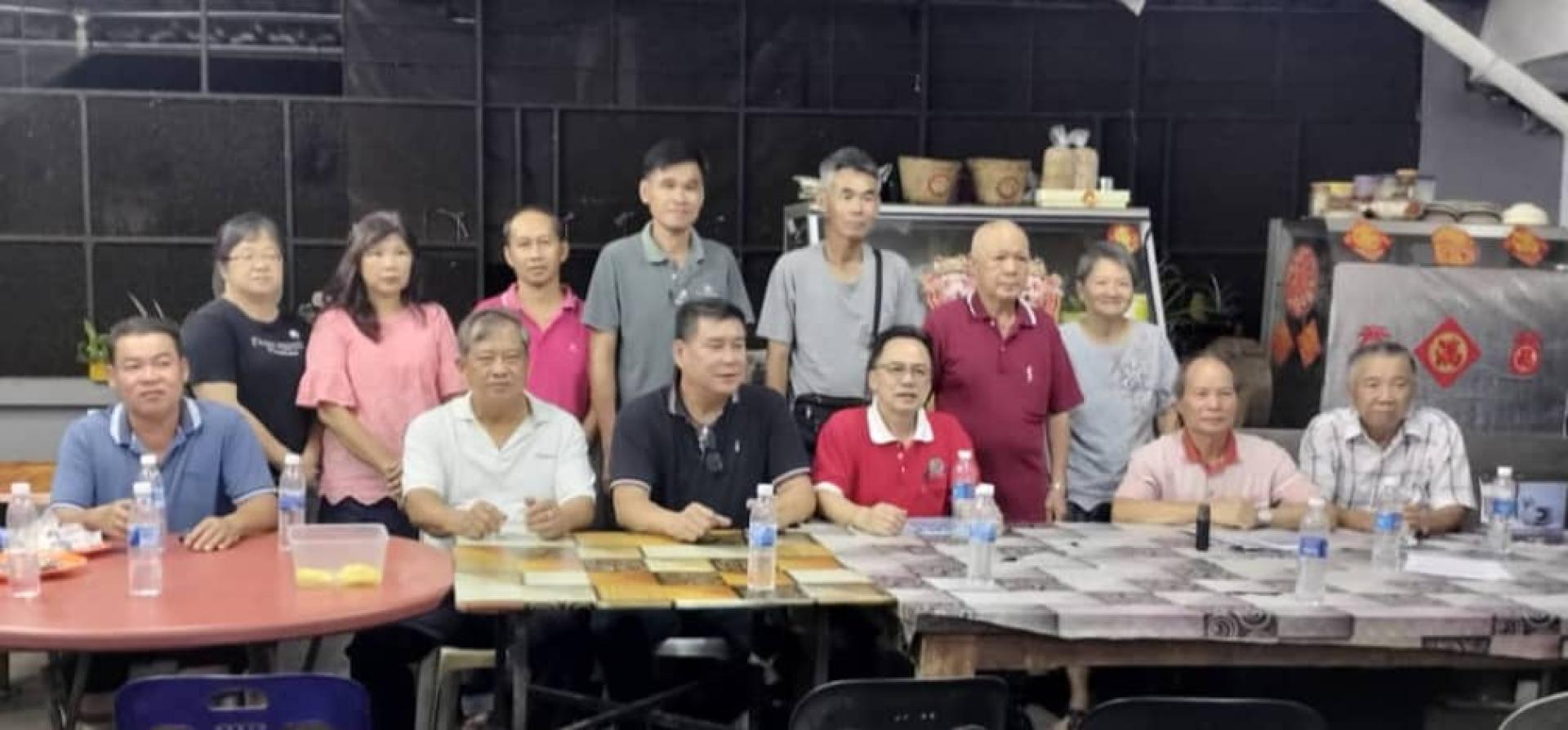 美里广宁公会“粽叶飘香庆母恩”端午节暨母亲节聚餐活动筹备会成员合影。前左3起为筹备会主  席叶世勇，美里广宁公会会长邵米华及筹备会成员。