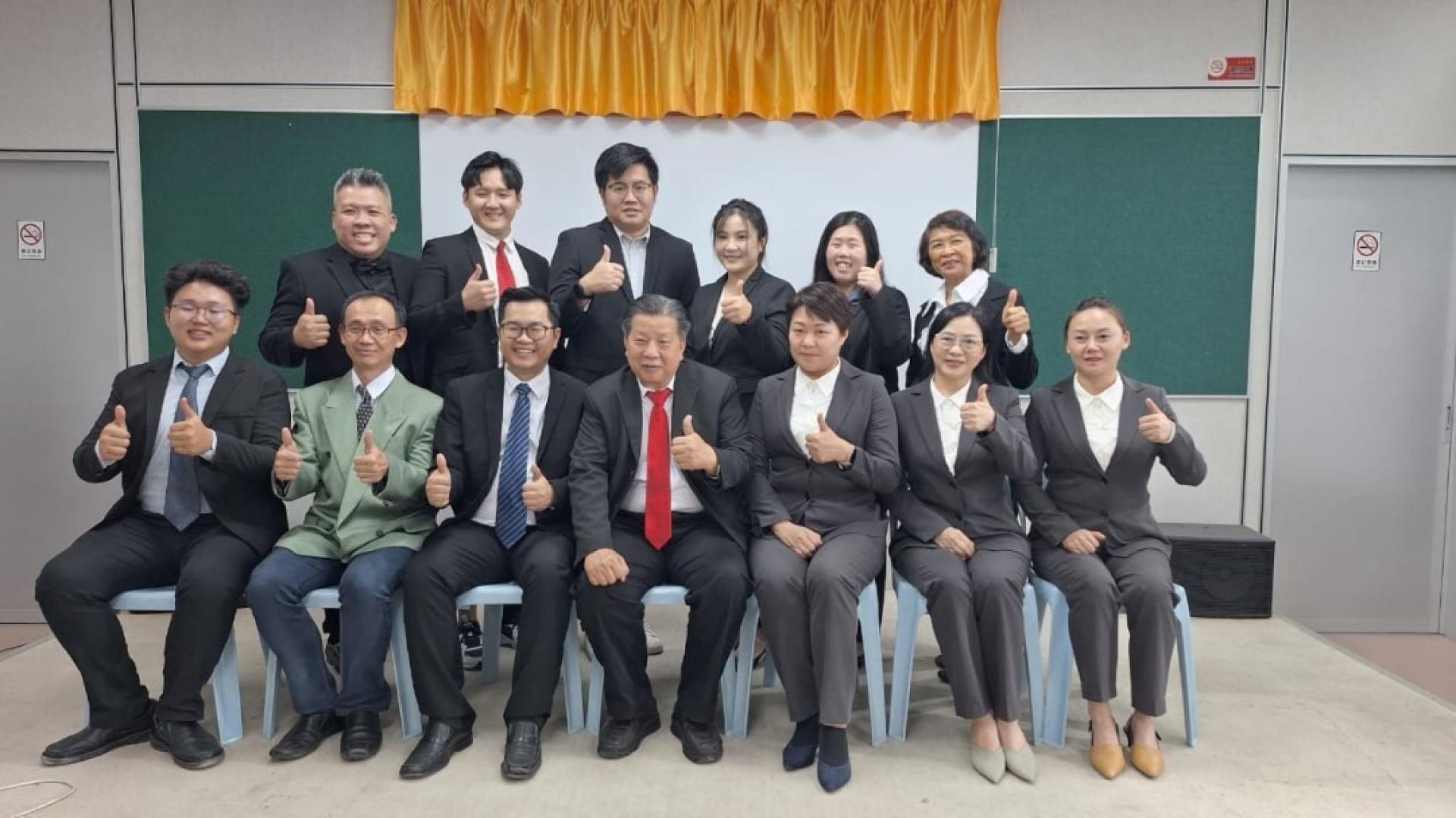 砂医总会长江宗兴（前排中）与讲师江邦忠（左3）同美里首届中医针灸培训班结业学员合影。