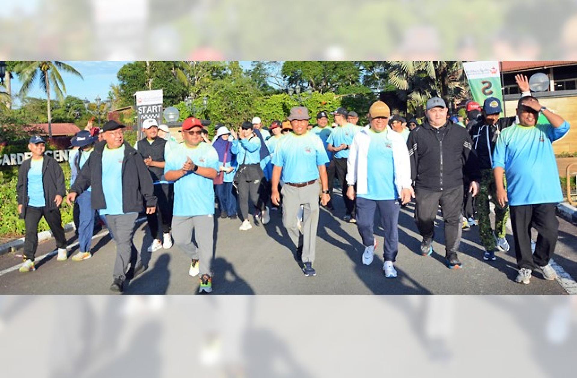 Minister of Primary Resources and Tourism Dato Seri Setia Dr Haji Abdul Manaf bin Haji Metussin and participants during the charity brisk walk.