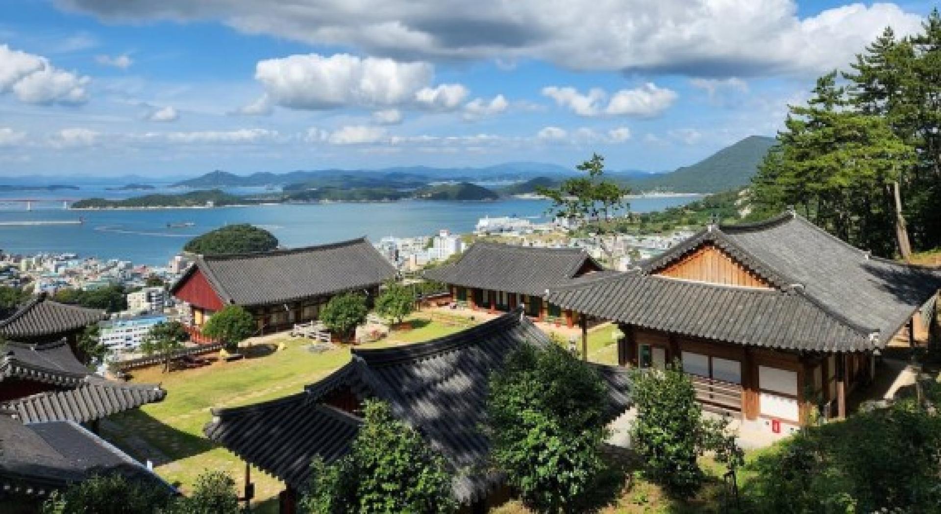 莞岛郡位于韩国全罗南道，是由200多个大小岛屿组成的美丽群岛。
