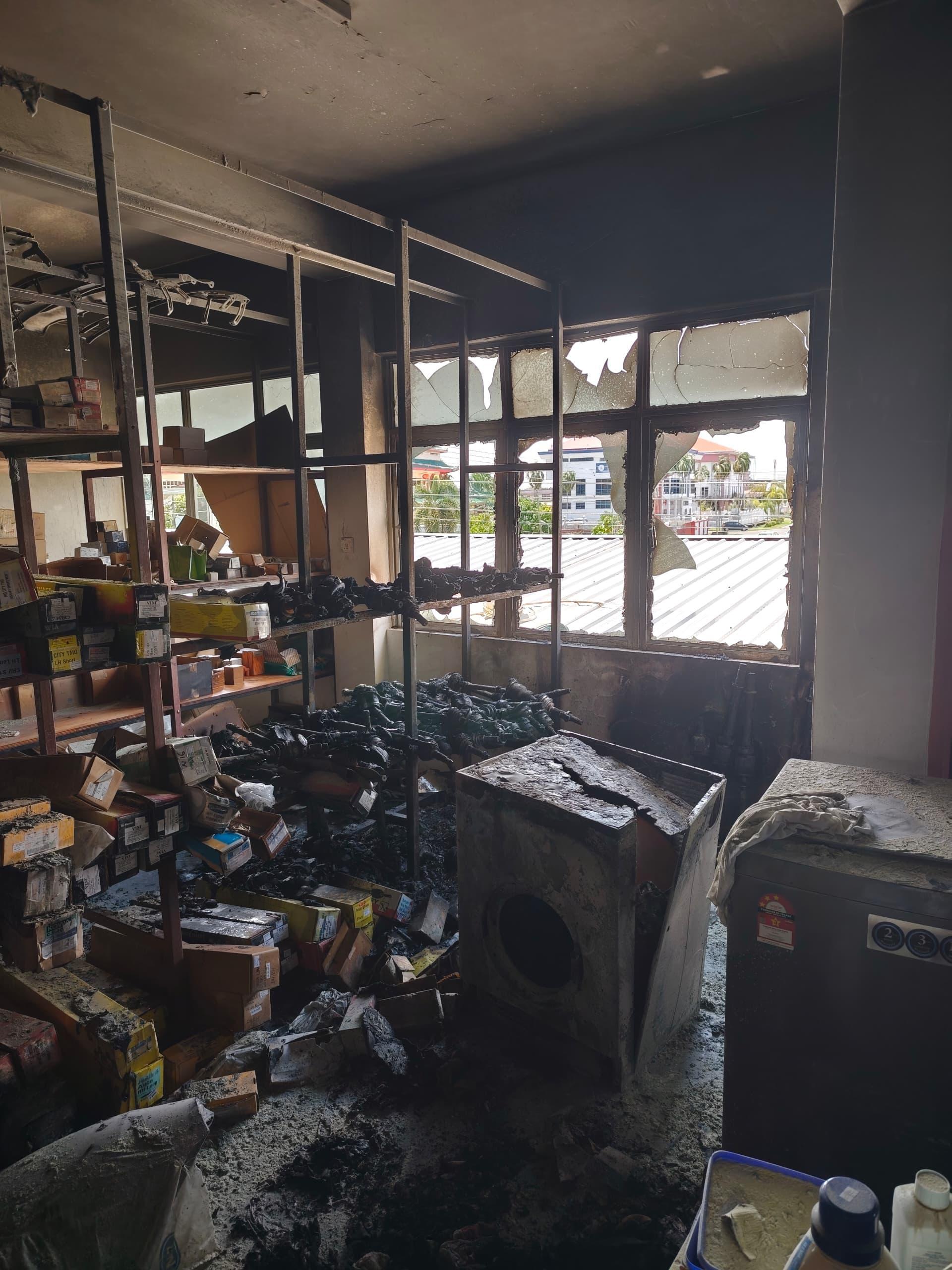 汽车零件商店二楼失火，物品被烧毁。
