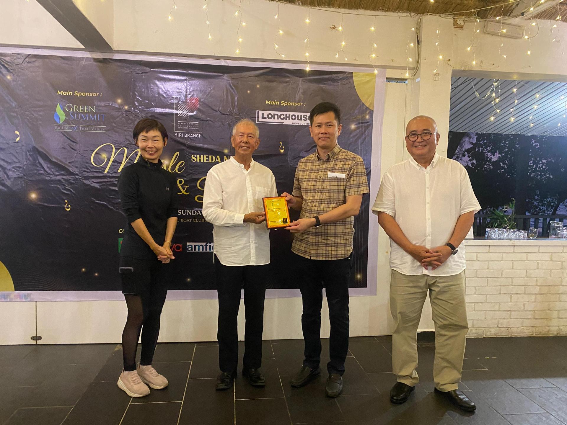 拿督陈超耀（左2）颁发感谢状予赞助商Green summit房屋发展商首席执行员许信隆。