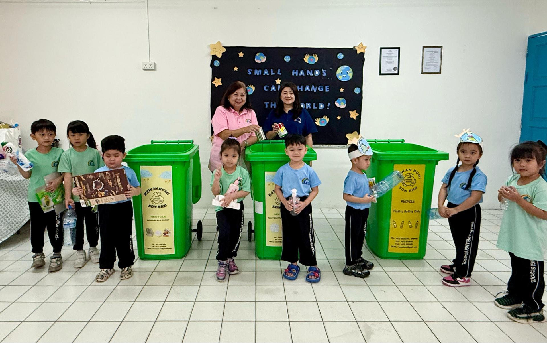Principal Wu Yulian and Chairperson Ly Shiyun demonstrate waste sorting.