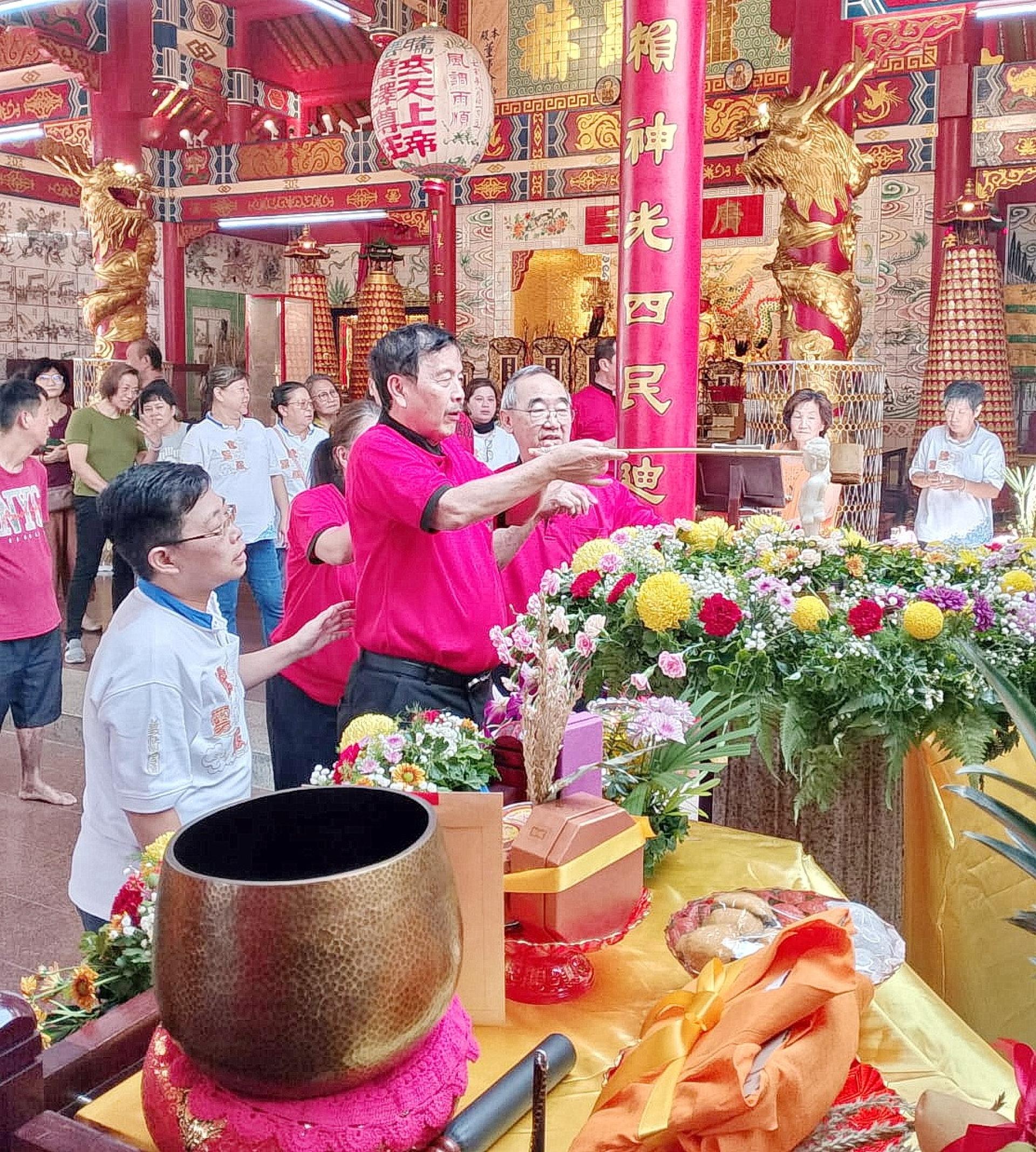 Teng Yun Temple Vice Chairman Lin Deng Cai participates in the Bathing Buddha Ceremony.