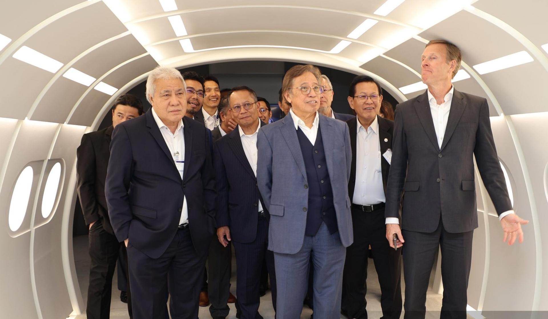 砂总理阿邦佐哈里（右3）与代表团们参观位于法国图卢兹的空中巴士园区和全球领先的涡轮螺旋桨飞机制造商 ATR 总部时影。