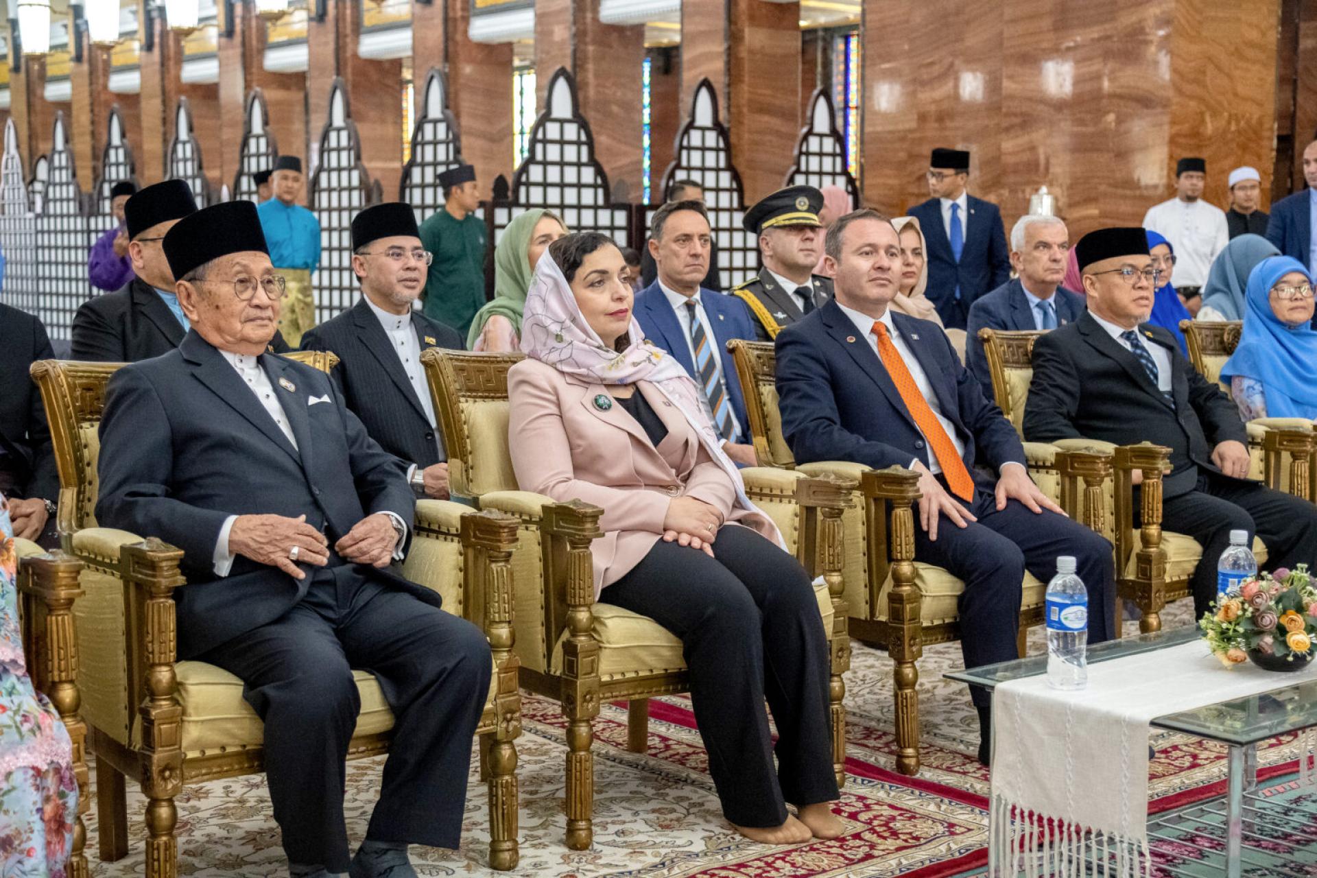 科索沃共和国总统维约萨奥斯马尼萨德鲁与夫婿观 看介绍清真寺历史和发展的视频