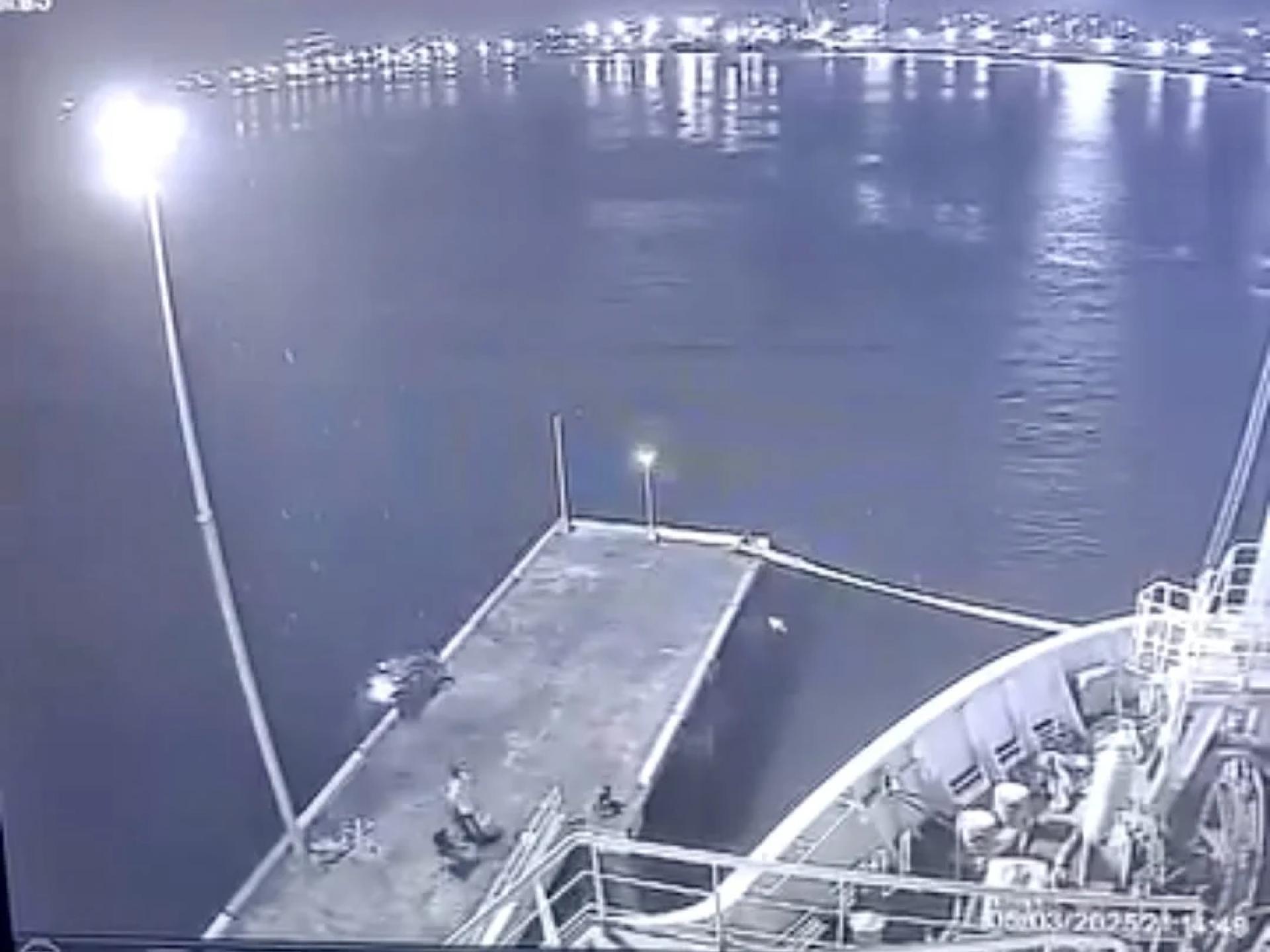 两名骑士双双连人带摩托车坠落海中。
